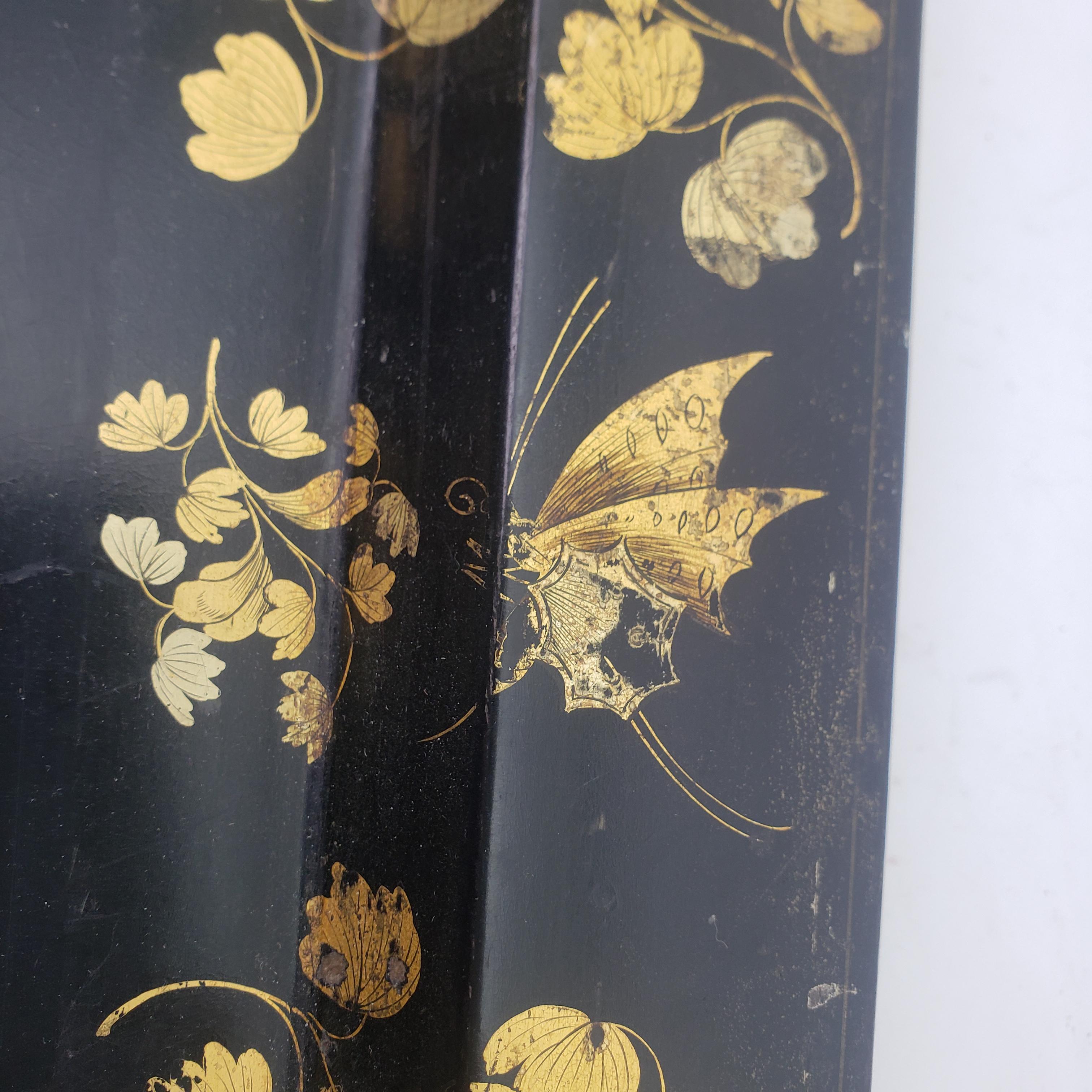 Grande vassoio da portata in cartapesta inglese antica con fiori e farfalle dorate in vendita 6