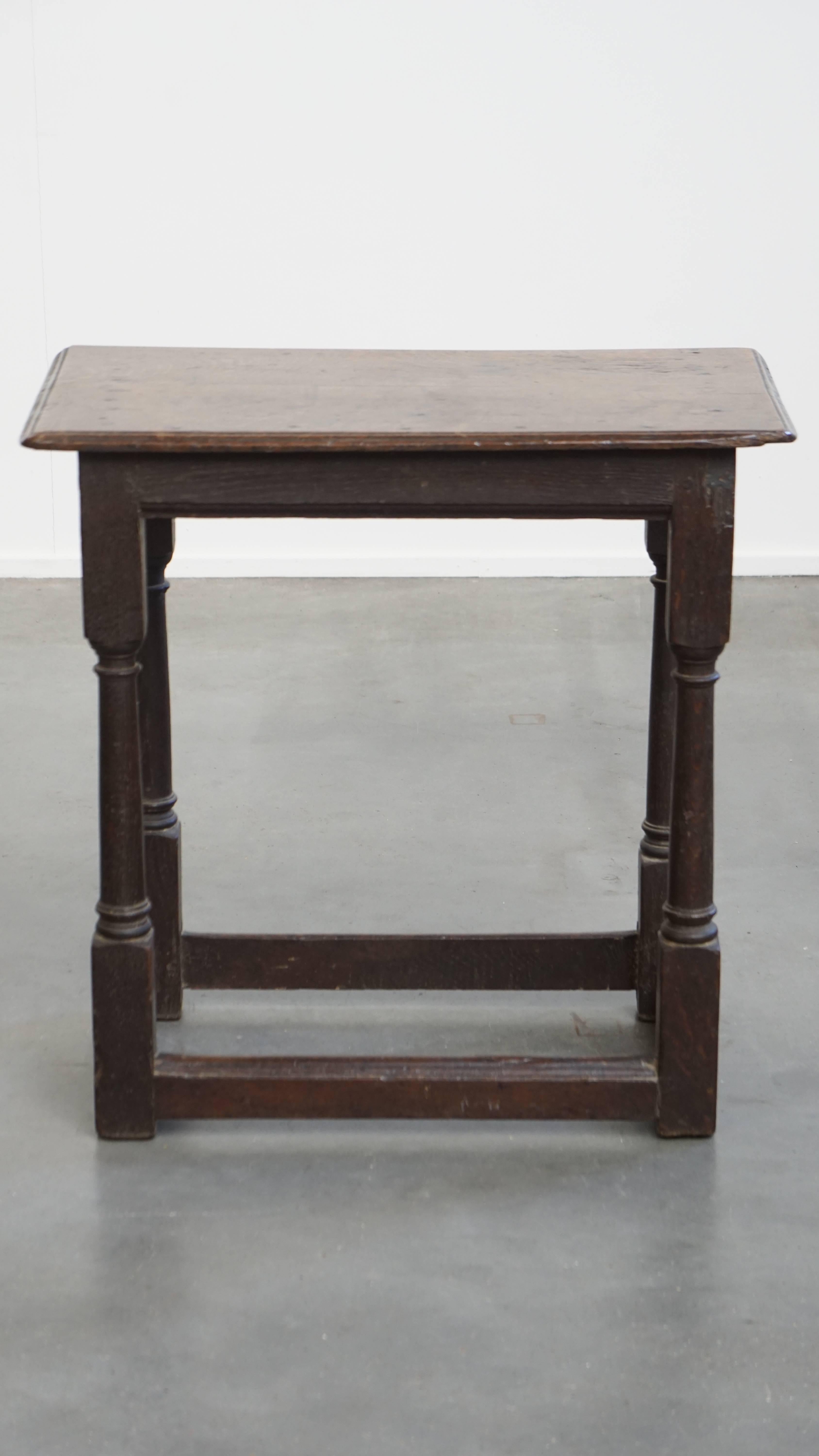 Nous vous proposons cette grande table/tabouret d'appoint anglaise ancienne et fonctionnelle, dotée d'une patine étonnante.

Cette magnifique table/tabouret d'appoint anglaise ancienne aux dimensions généreuses allie charme et fonctionnalité. Grâce