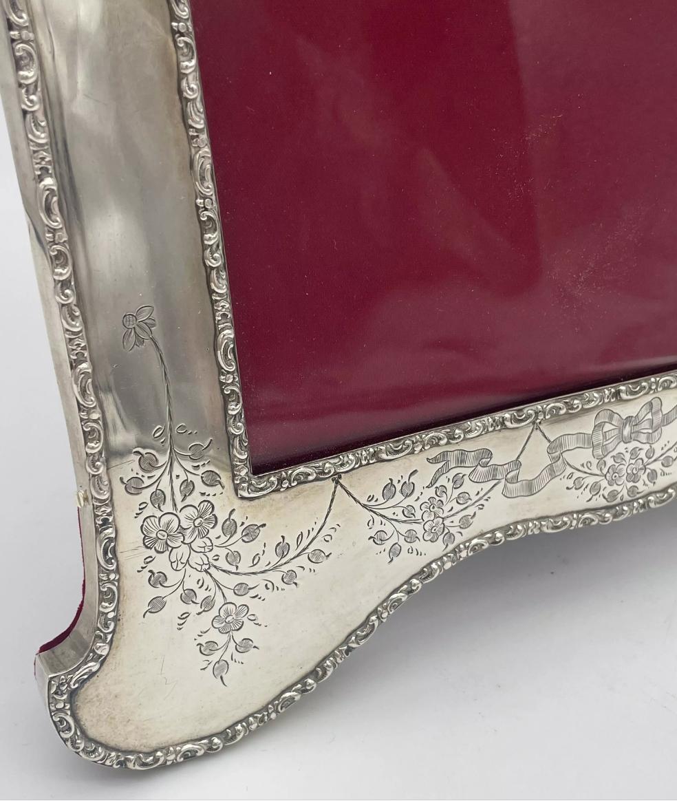 Large Antique English Silver Photograph Frame In Good Condition For Sale In London, GB