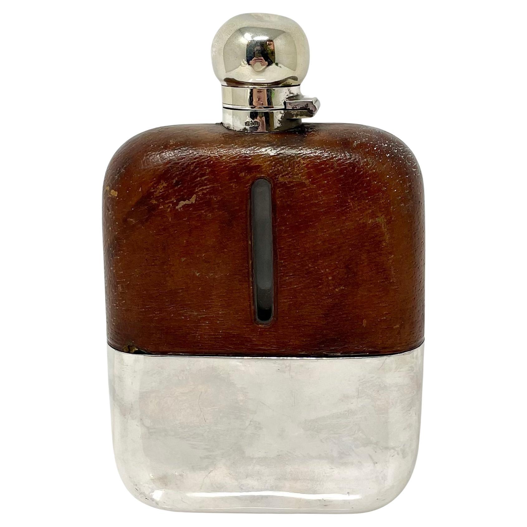 Anglais Grande gourde anglaise ancienne en métal argenté, cuir et verre, Circa 1900.
