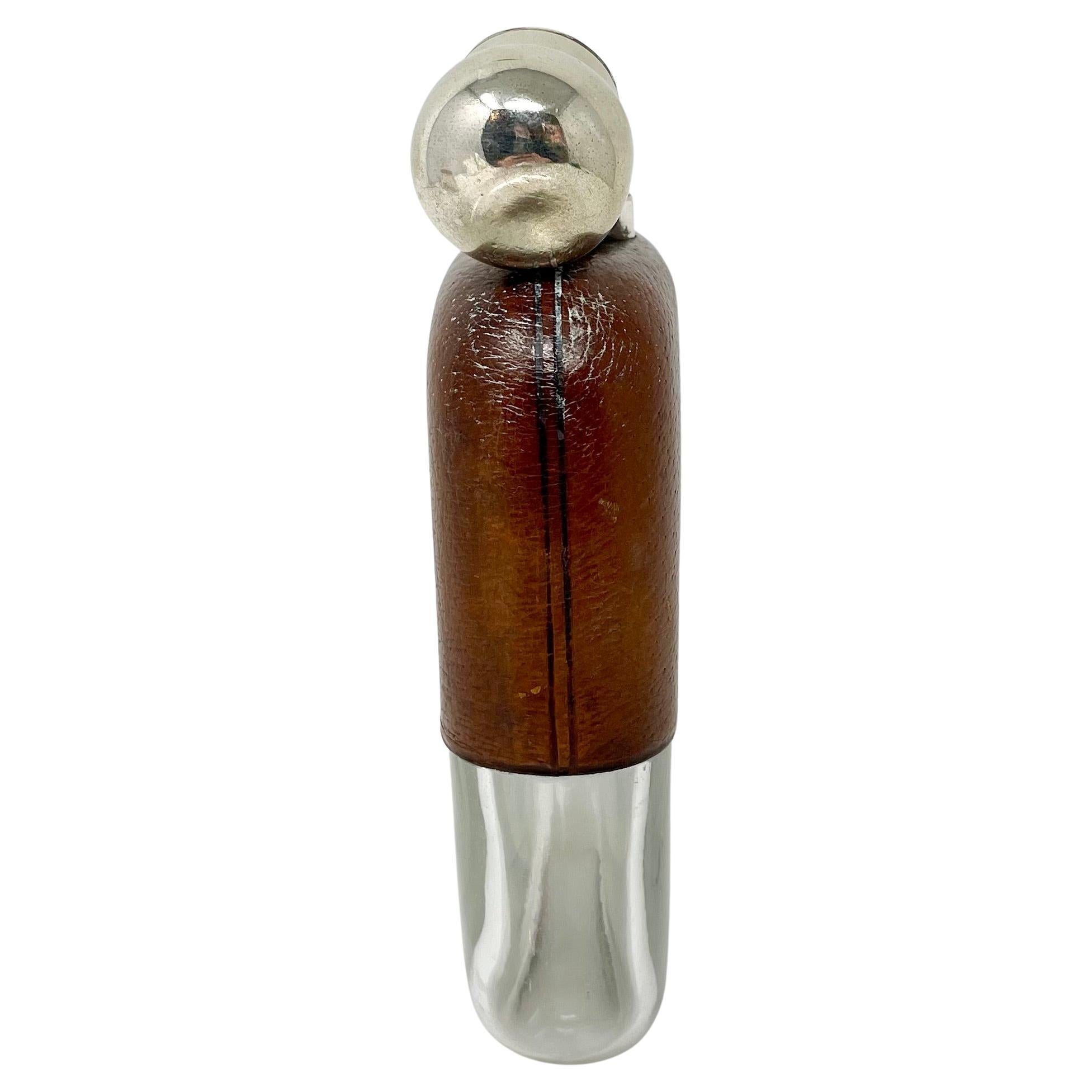 Grande gourde anglaise ancienne en métal argenté, cuir et verre, Circa 1900. 1