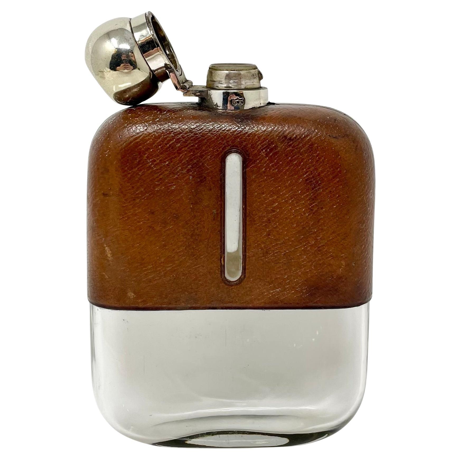 Grande gourde anglaise ancienne en métal argenté, cuir et verre, Circa 1900. 2