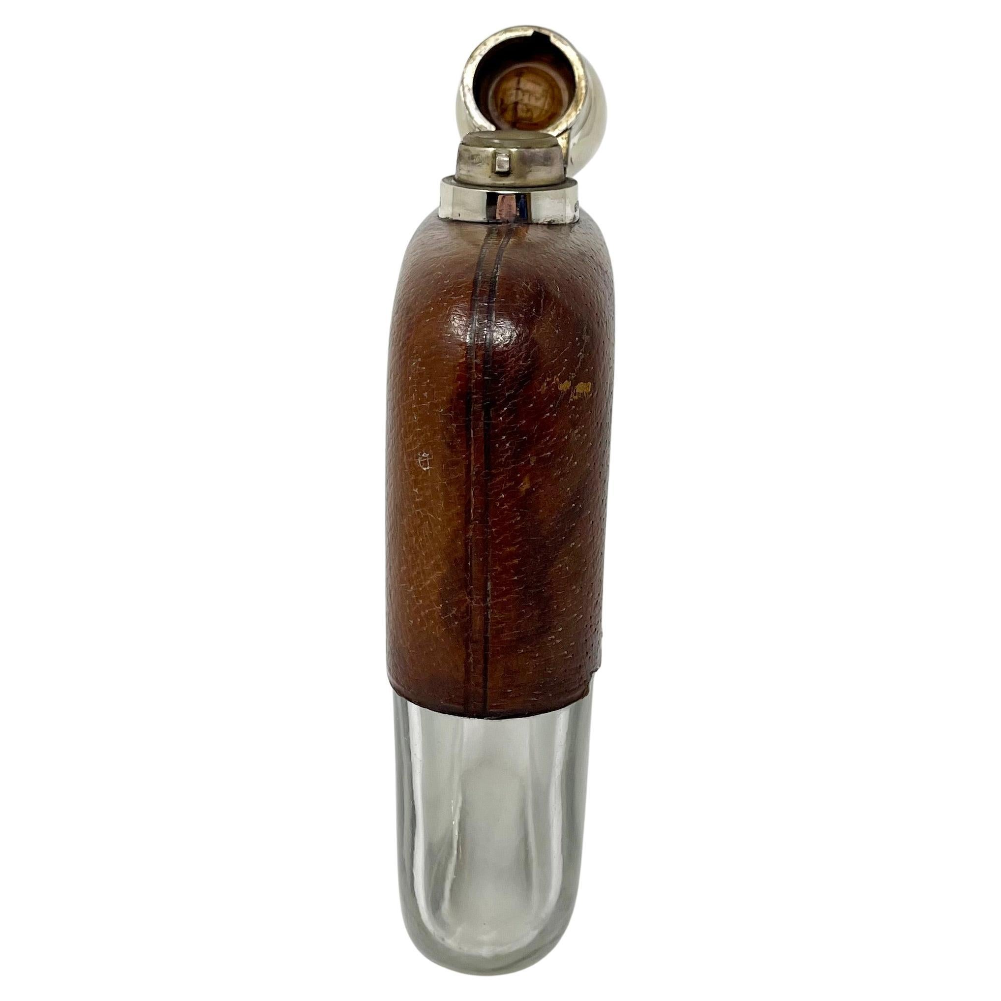 Grande gourde anglaise ancienne en métal argenté, cuir et verre, Circa 1900. 3