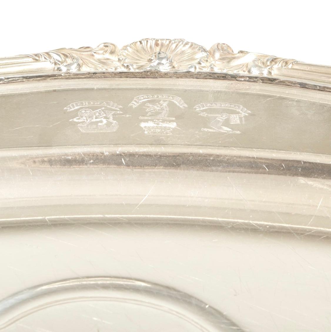 Gran vajilla antigua inglesa de plata Armorial Cloche & Warming Tray en venta 4