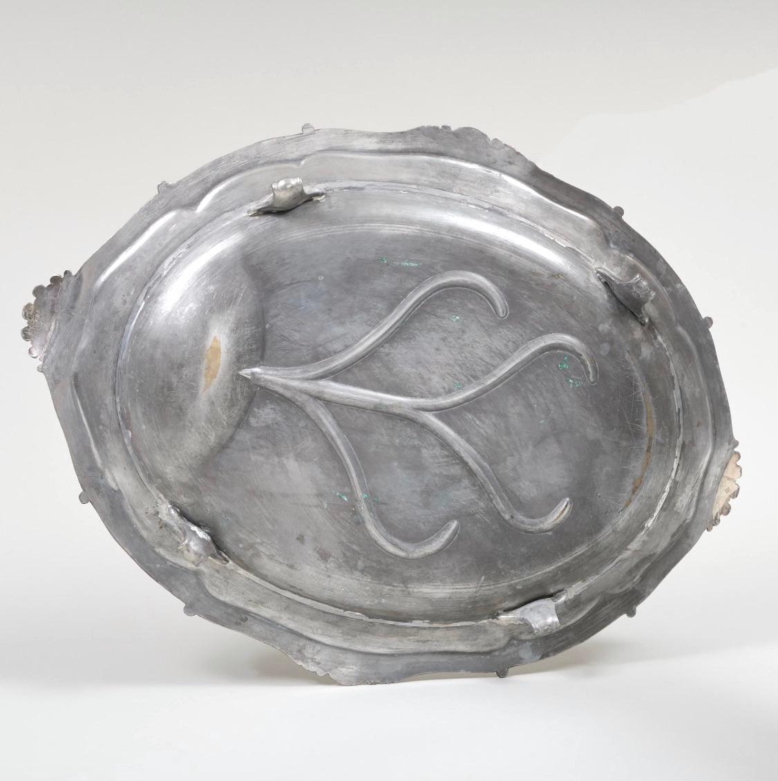 Gran vajilla antigua inglesa de plata Armorial Cloche & Warming Tray en venta 6