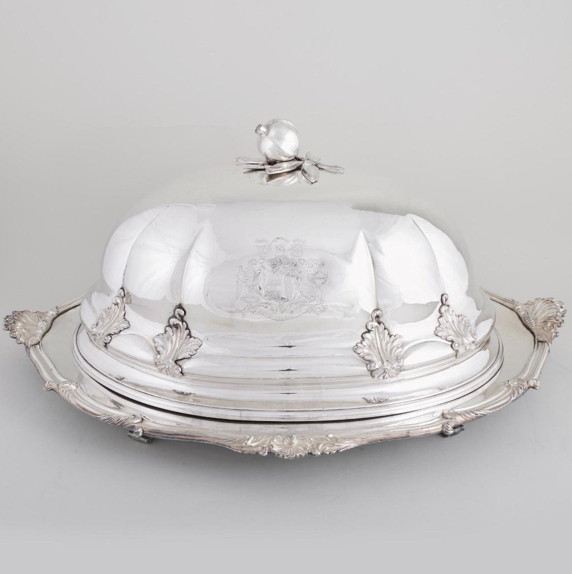 Gran vajilla antigua inglesa de plata Armorial Cloche & Warming Tray en venta 7