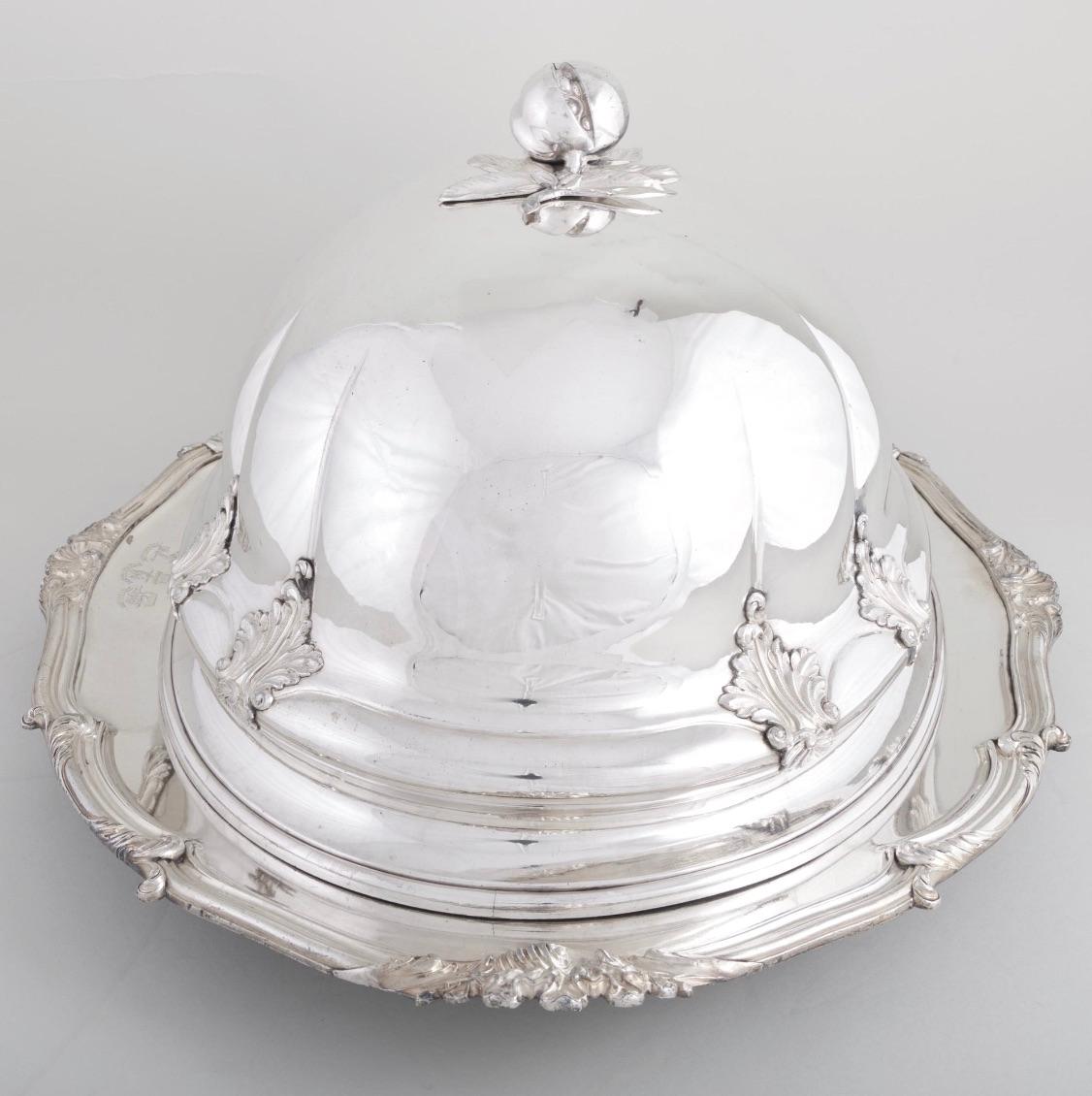 Gran vajilla antigua inglesa de plata Armorial Cloche & Warming Tray Inglés en venta