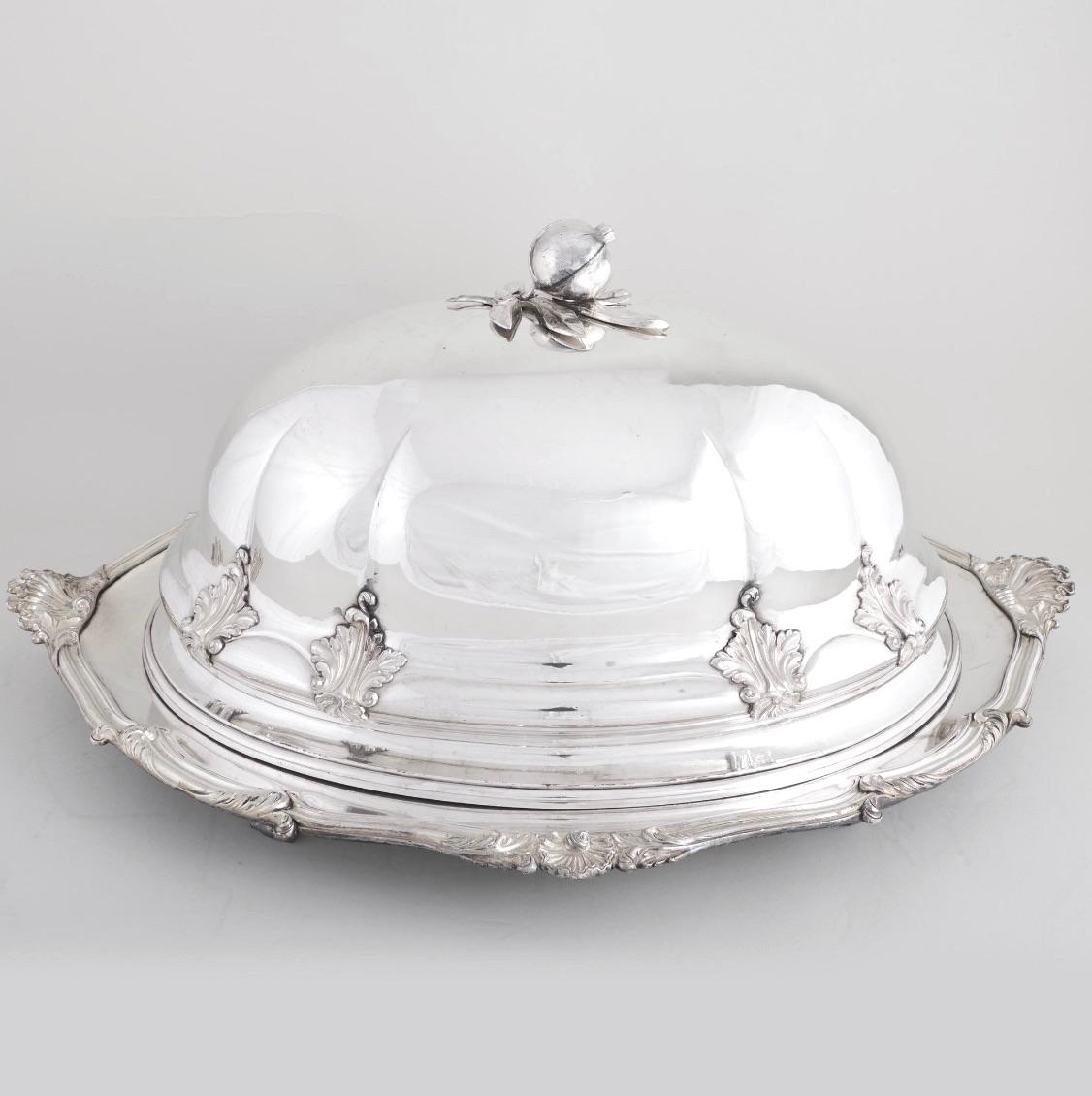 Gran vajilla antigua inglesa de plata Armorial Cloche & Warming Tray en Bueno estado para la venta en Tarry Town, NY