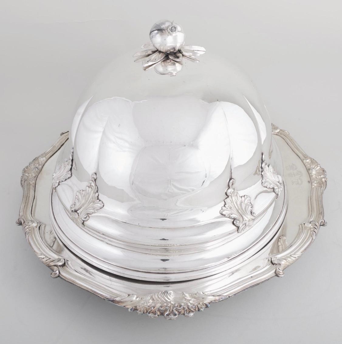 Gran vajilla antigua inglesa de plata Armorial Cloche & Warming Tray siglo XIX en venta
