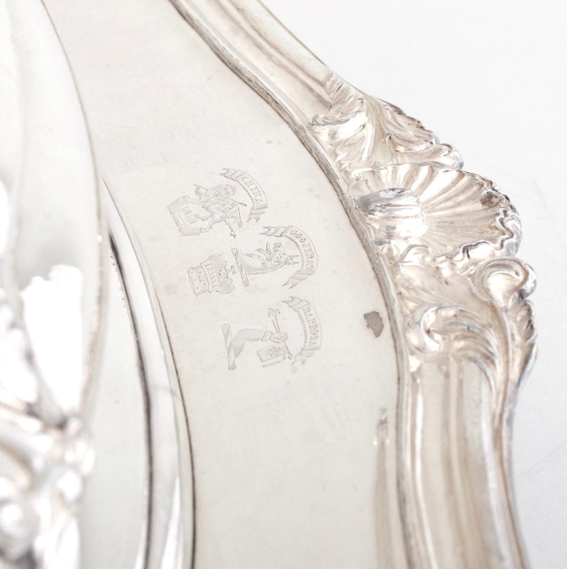 Gran vajilla antigua inglesa de plata Armorial Cloche & Warming Tray Chapado en plata en venta