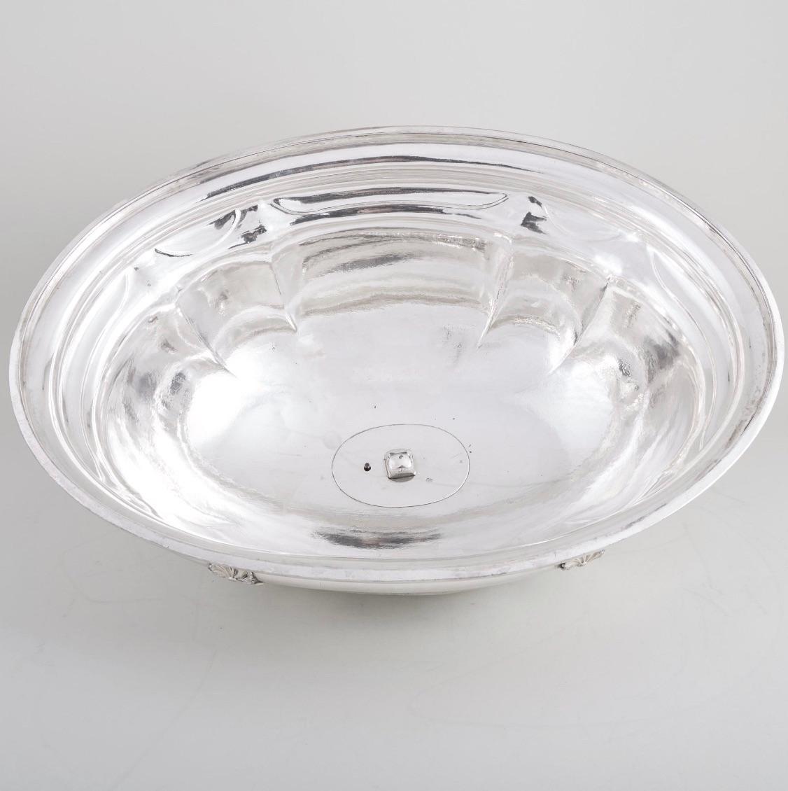 Gran vajilla antigua inglesa de plata Armorial Cloche & Warming Tray en venta 1