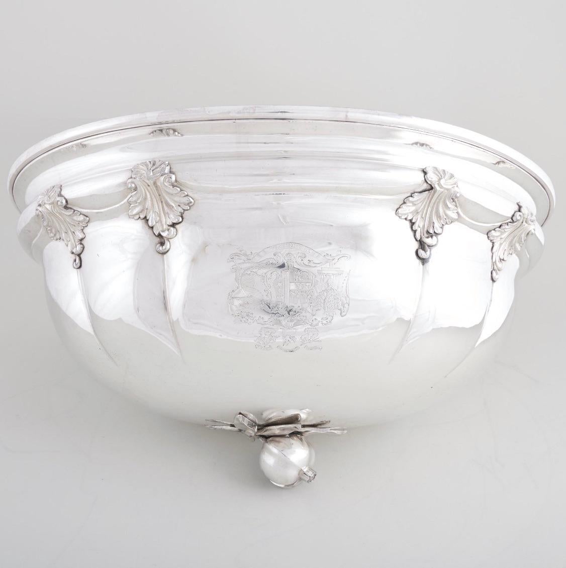 Gran vajilla antigua inglesa de plata Armorial Cloche & Warming Tray en venta 2