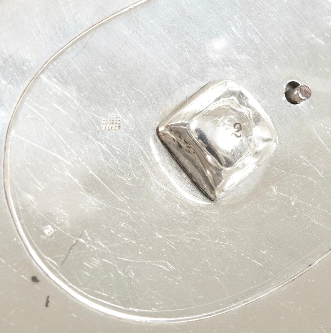Gran vajilla antigua inglesa de plata Armorial Cloche & Warming Tray en venta 3