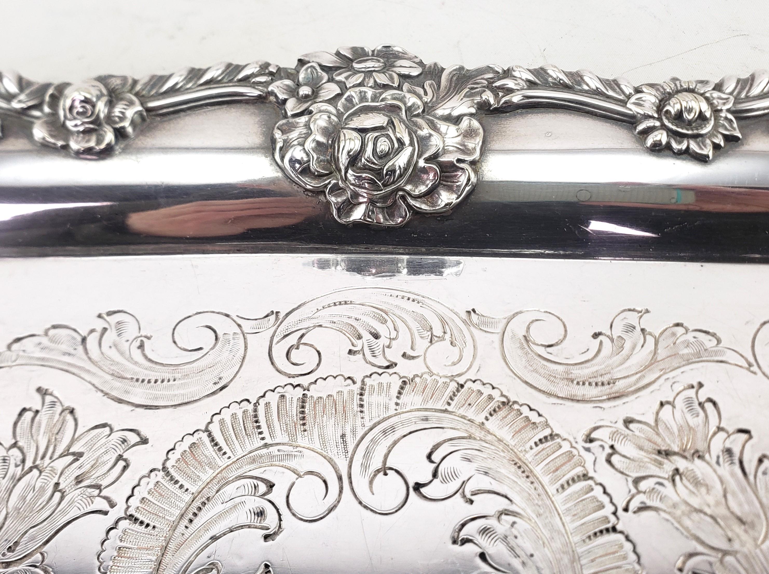 Bandeja inglesa antigua para servir chapada en plata con decoración floral ornamentada en venta 2