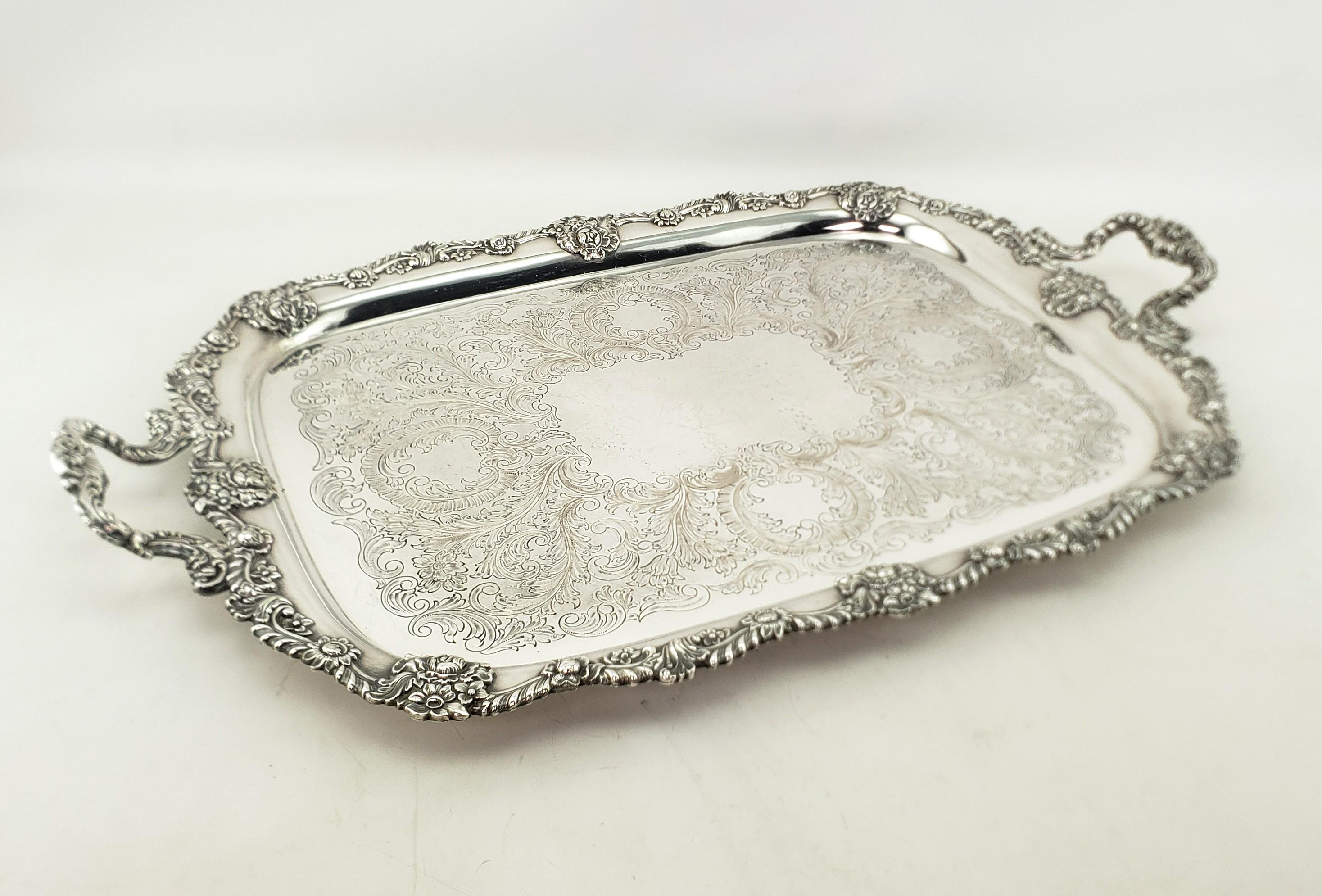 Bandeja inglesa antigua para servir chapada en plata con decoración floral ornamentada Hecho a máquina en venta