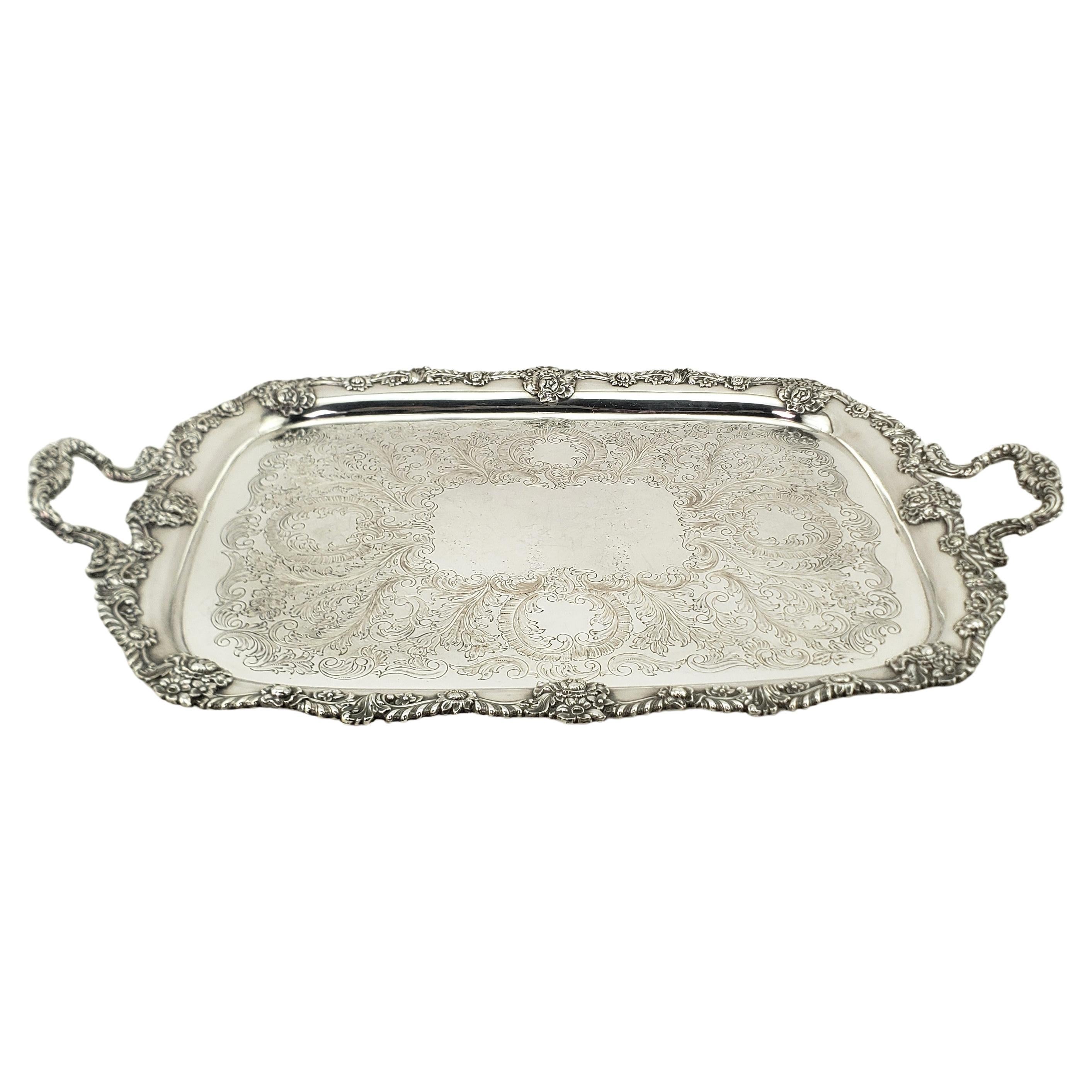 Bandeja inglesa antigua para servir chapada en plata con decoración floral ornamentada en venta