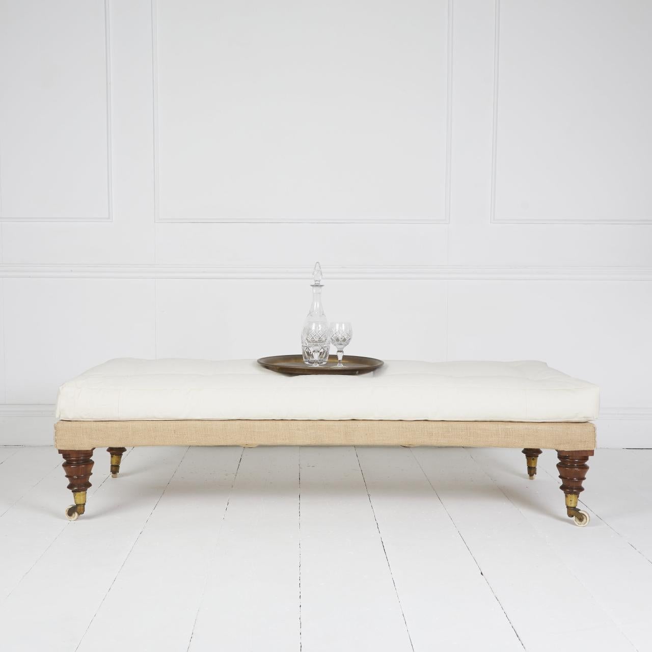 Sgabello da giorno adattato in stile edoardiano con cuscino di squab di crine ricoperto di calico egiziano e di hessian naturale su gambe in noce inglese e rotelle originali.

Dimensioni: H 16″  W 28″ D 62″

Inghilterra, circa 1890

Consegna