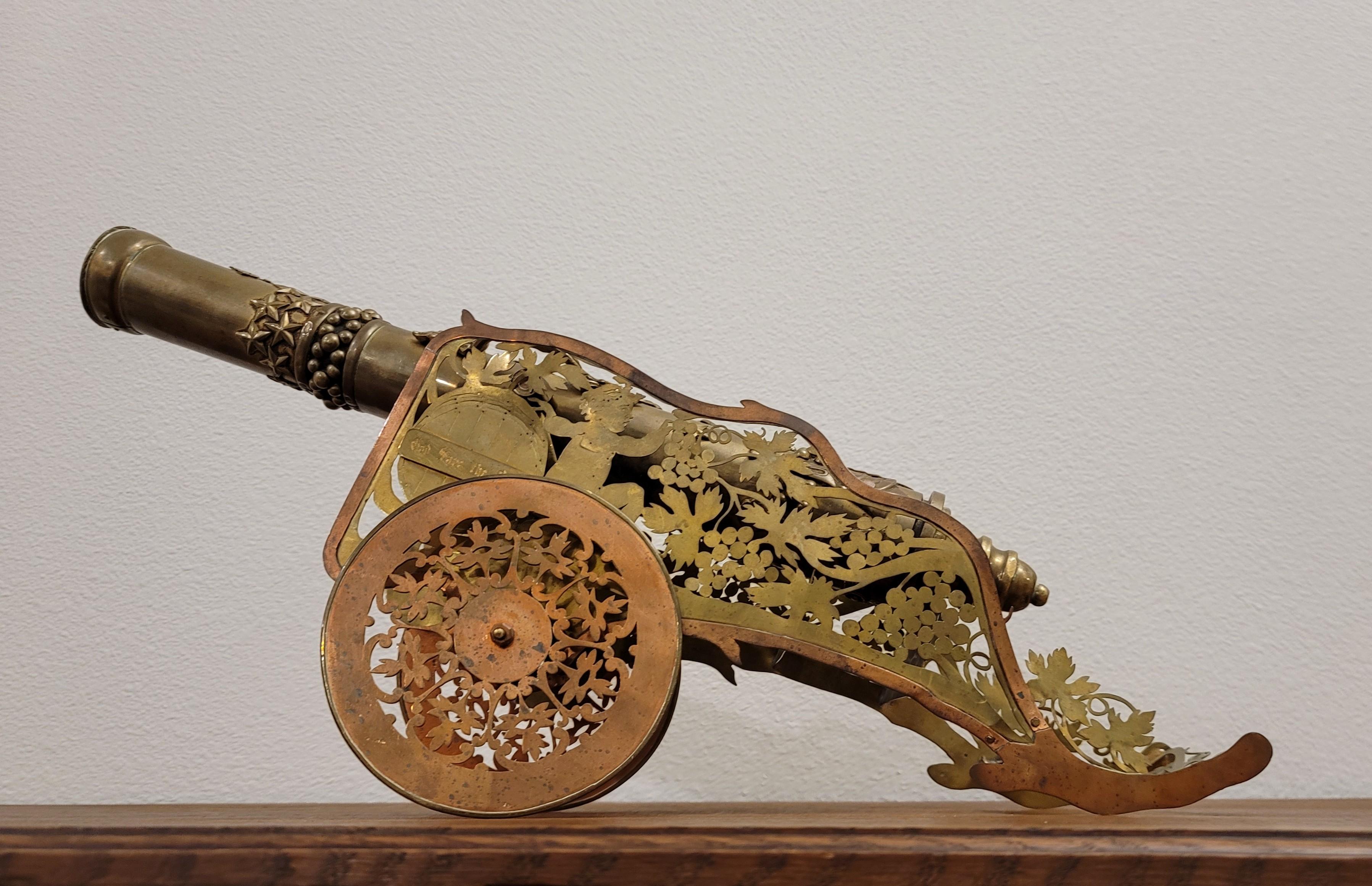 Antico obice inglese in miniatura in stile Trench Art - cannone da tavolo in stile segnale. Realizzato a mano, assemblato all'inizio del XX secolo, in parte con bossoli esauriti, vecchi elementi in ottone, bronzo e rame, tra cui un pesante barilotto