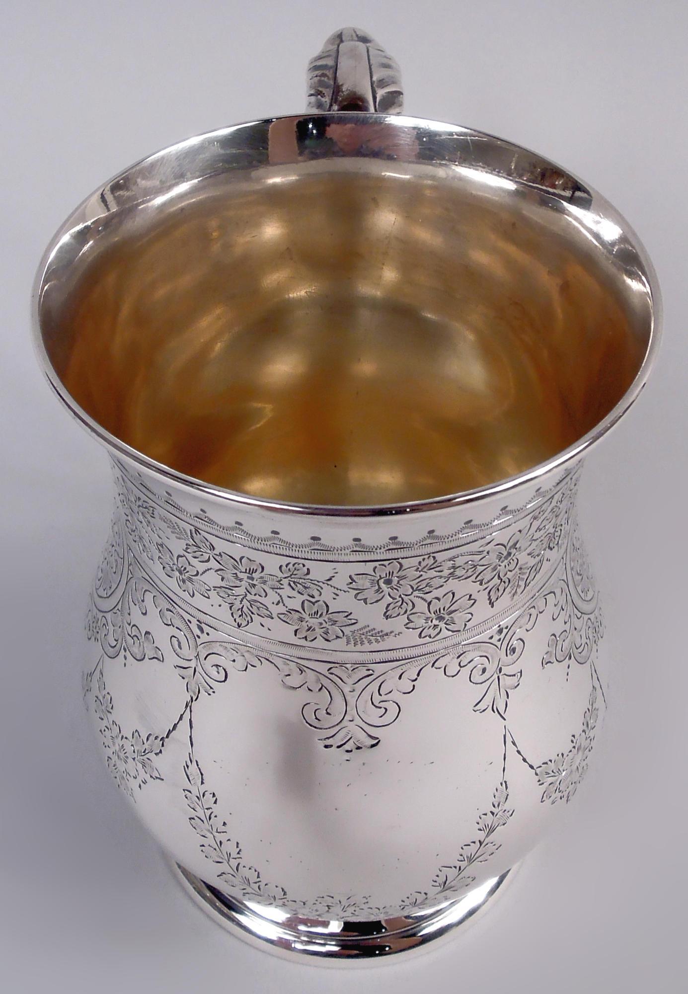 Englischer viktorianischer Becher aus georgianischem Sterlingsilber, 1884. Balusterschale mit blattgedecktem, doppeltem Griff und gestuftem Fuß. Graviertes Ornament mit Paterae und Blumengirlanden, die auf der Vorder- und Rückseite zwei Rahmen