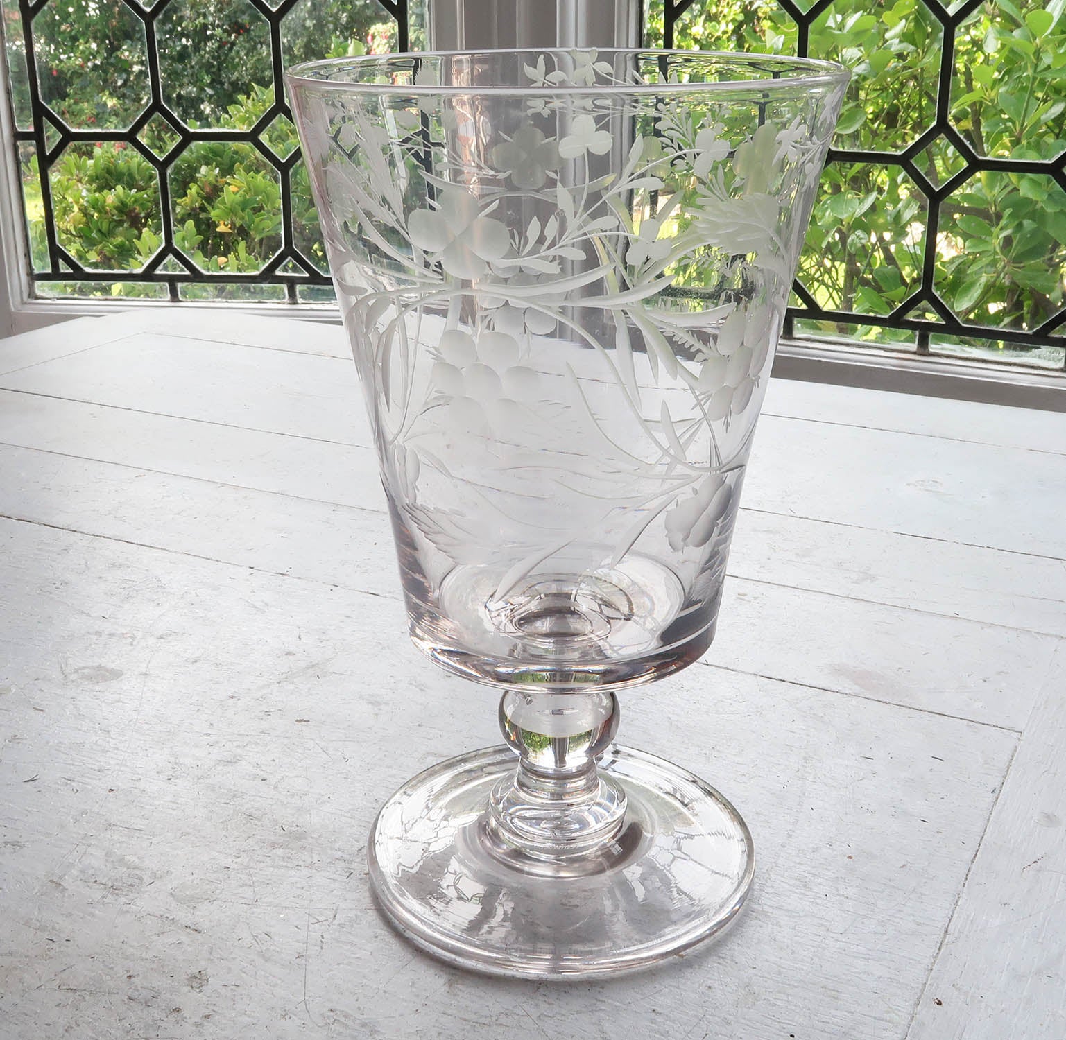 Superb glass flower vase. 

Lovely quality engraving.

Georgian style shape

Good condition

Engraved ownership inscription on the side 