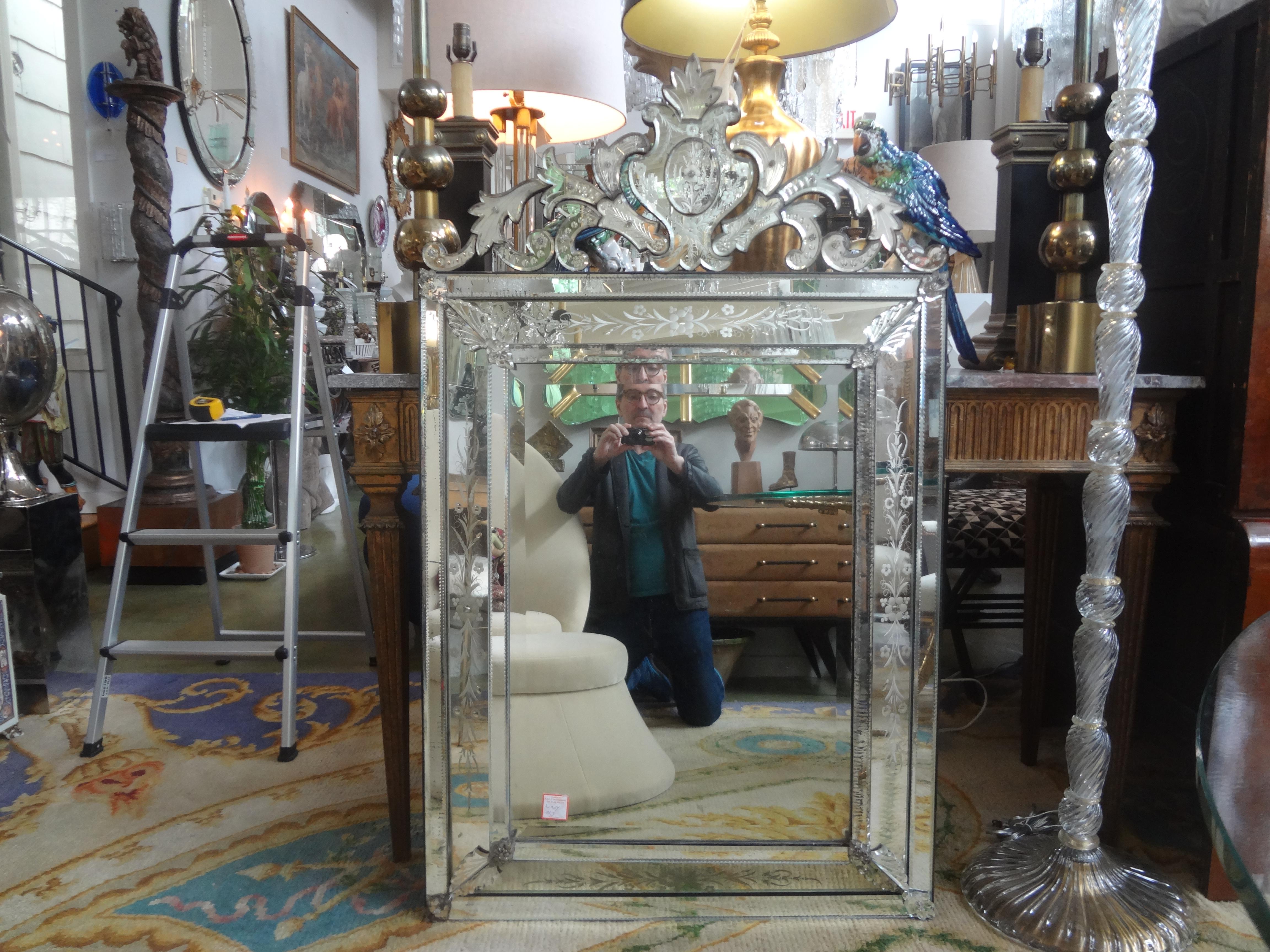 Großer antiker geätzter und abgeschrägter venezianischer Spiegel
Wunderschöner geätzter und abgeschrägter rechteckiger venezianischer Spiegel im Barockstil. Dieser große antike venezianische Spiegel ist in gutem Zustand mit einigen natürlich
