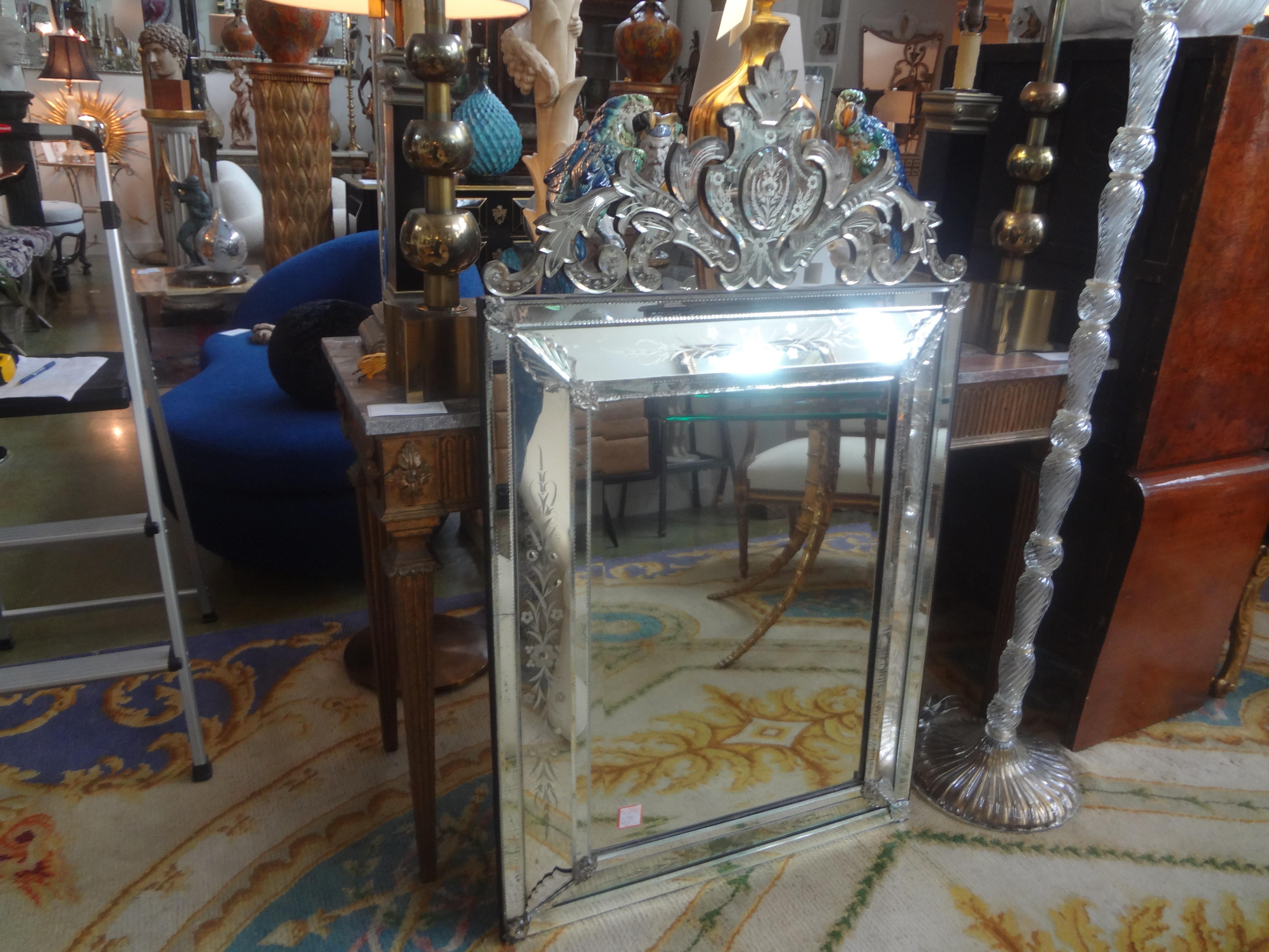 Großer antiker geätzter und abgeschrägter venezianischer Spiegel (Barock) im Angebot