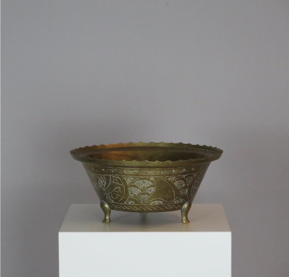 Grand bol antique en laiton gravé avec détails de dragons. Chine, vers le début du XXe siècle.