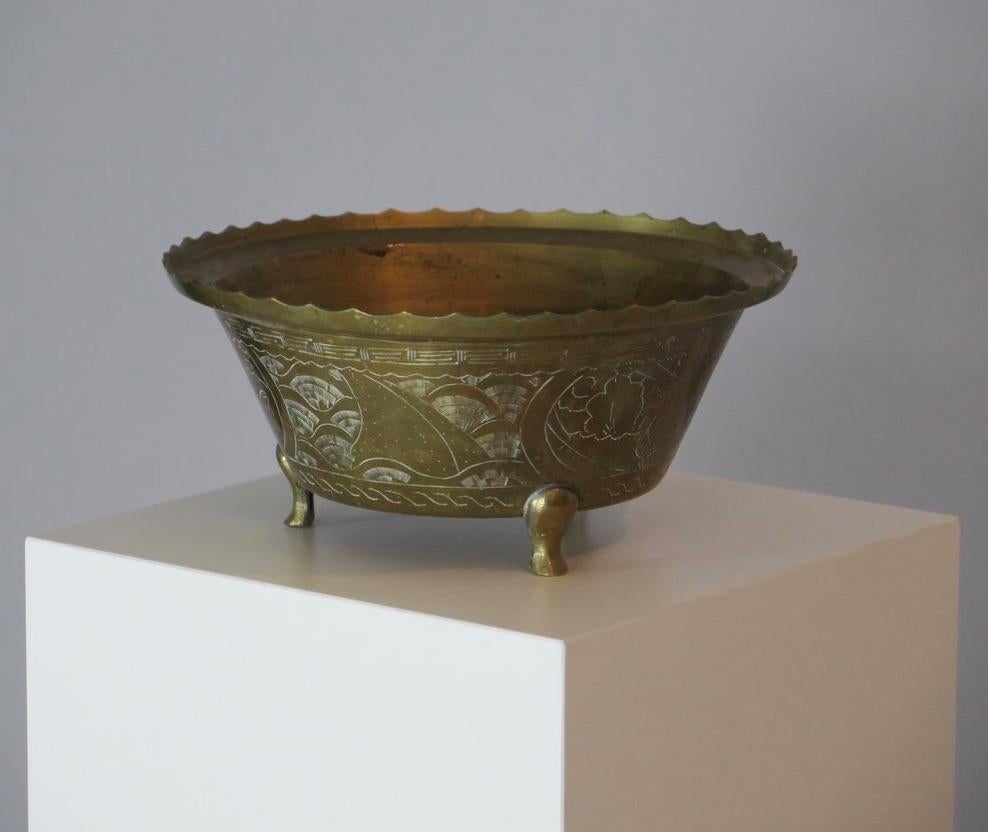 Buriné Grand bol antique en laiton gravé, Chine en vente