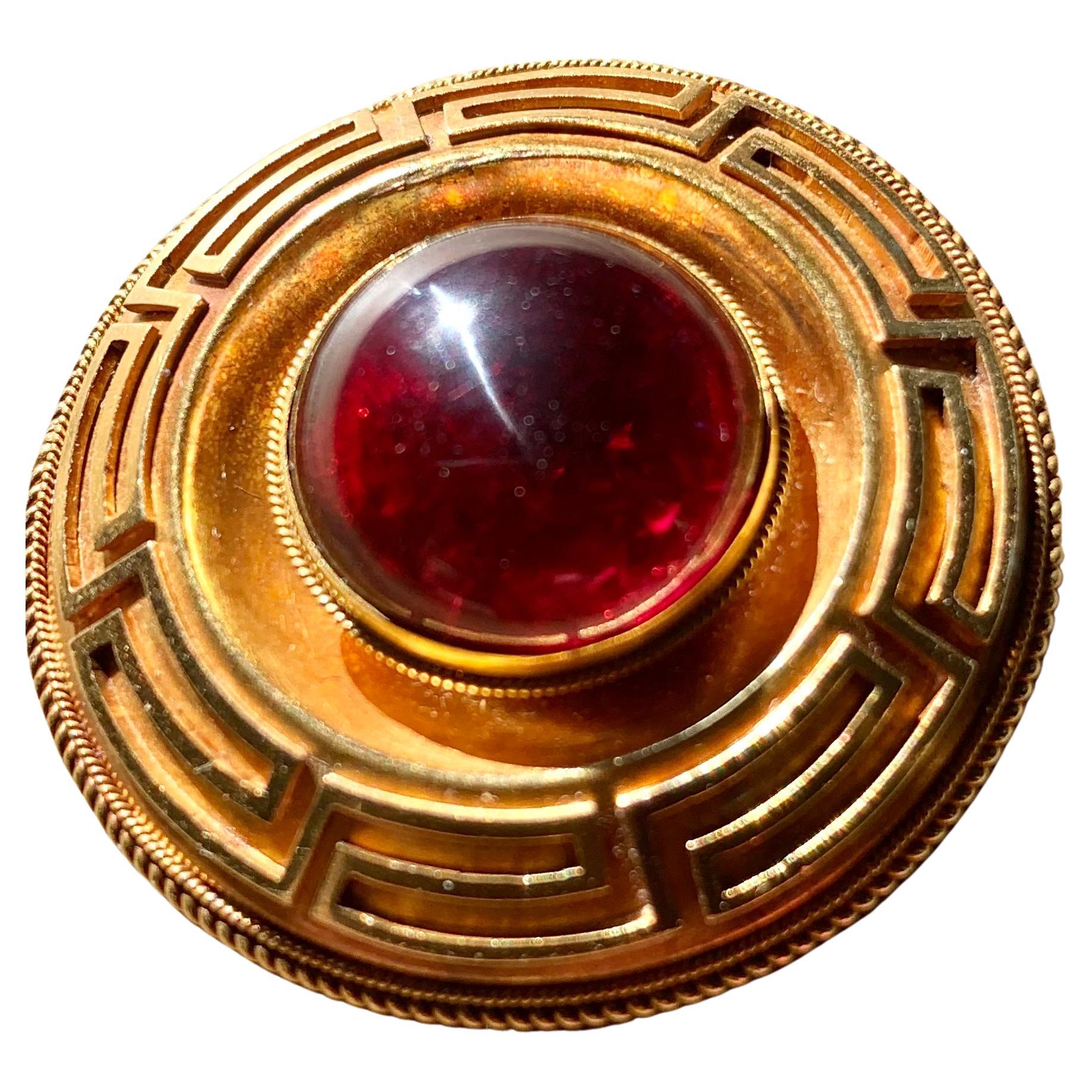 Grande spilla antica Etruscan Revival in oro giallo 14 carati con granato cabochon a disco in vendita 2