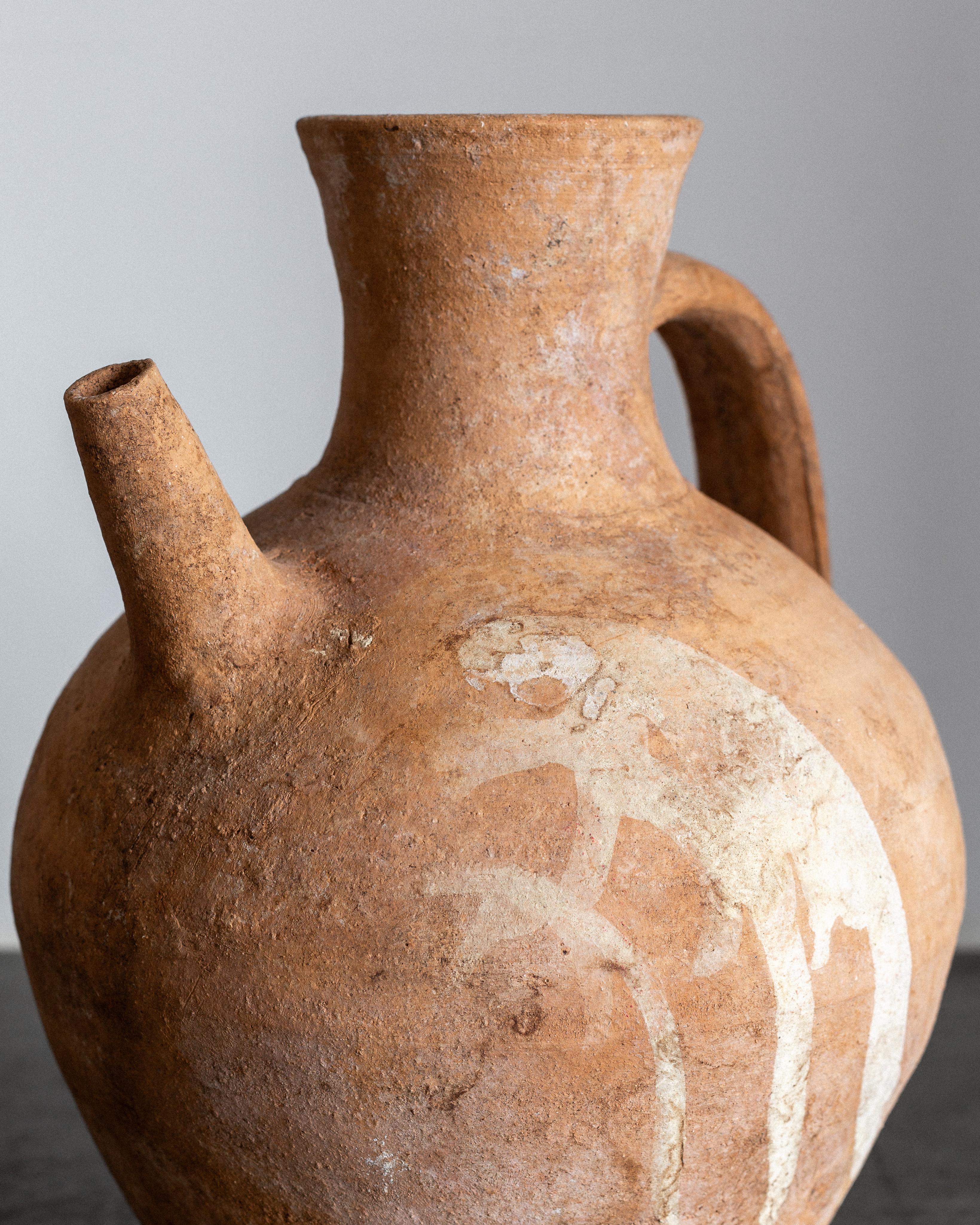 Gran jarra de vino de terracota de cerámica popular europea con pico siglo XX en venta