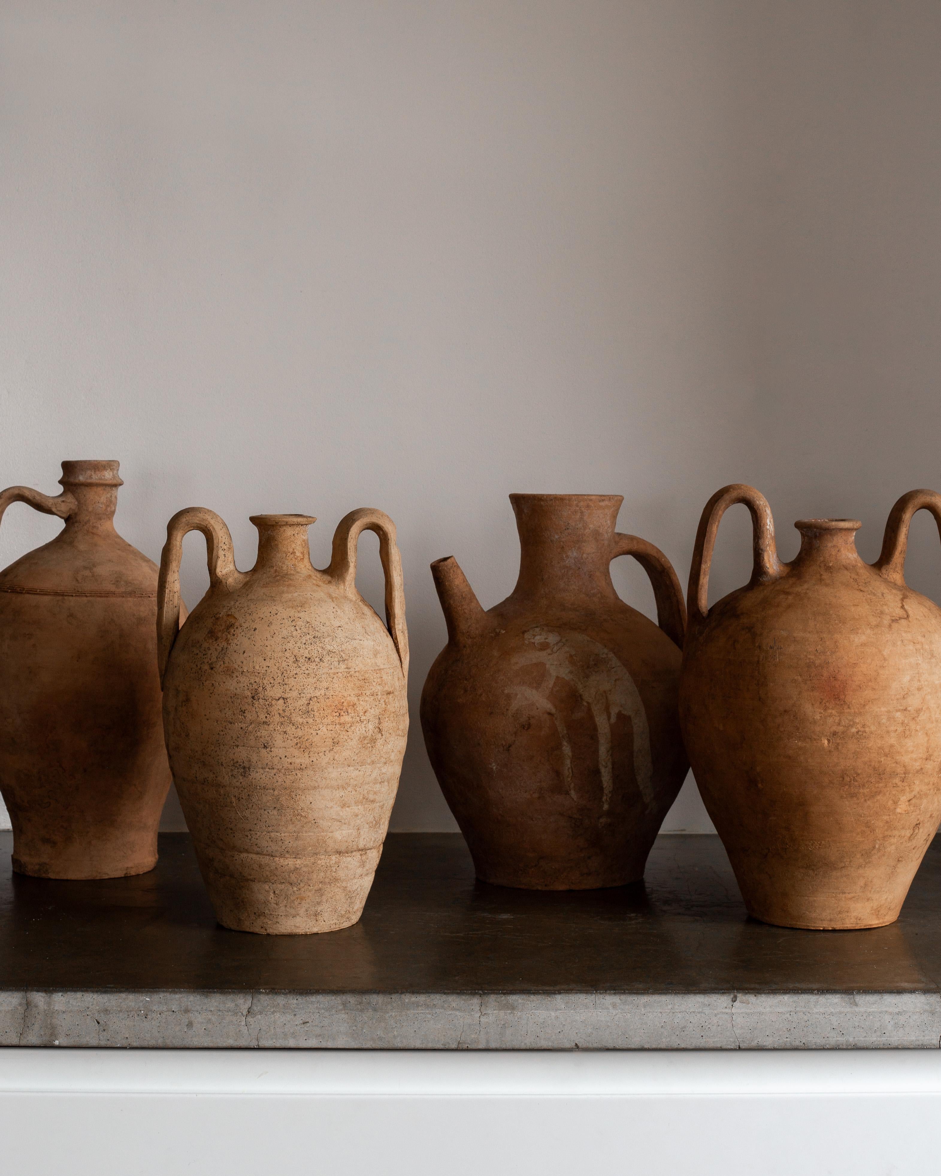 Gran jarra de vino de terracota de cerámica popular europea con pico en venta 2
