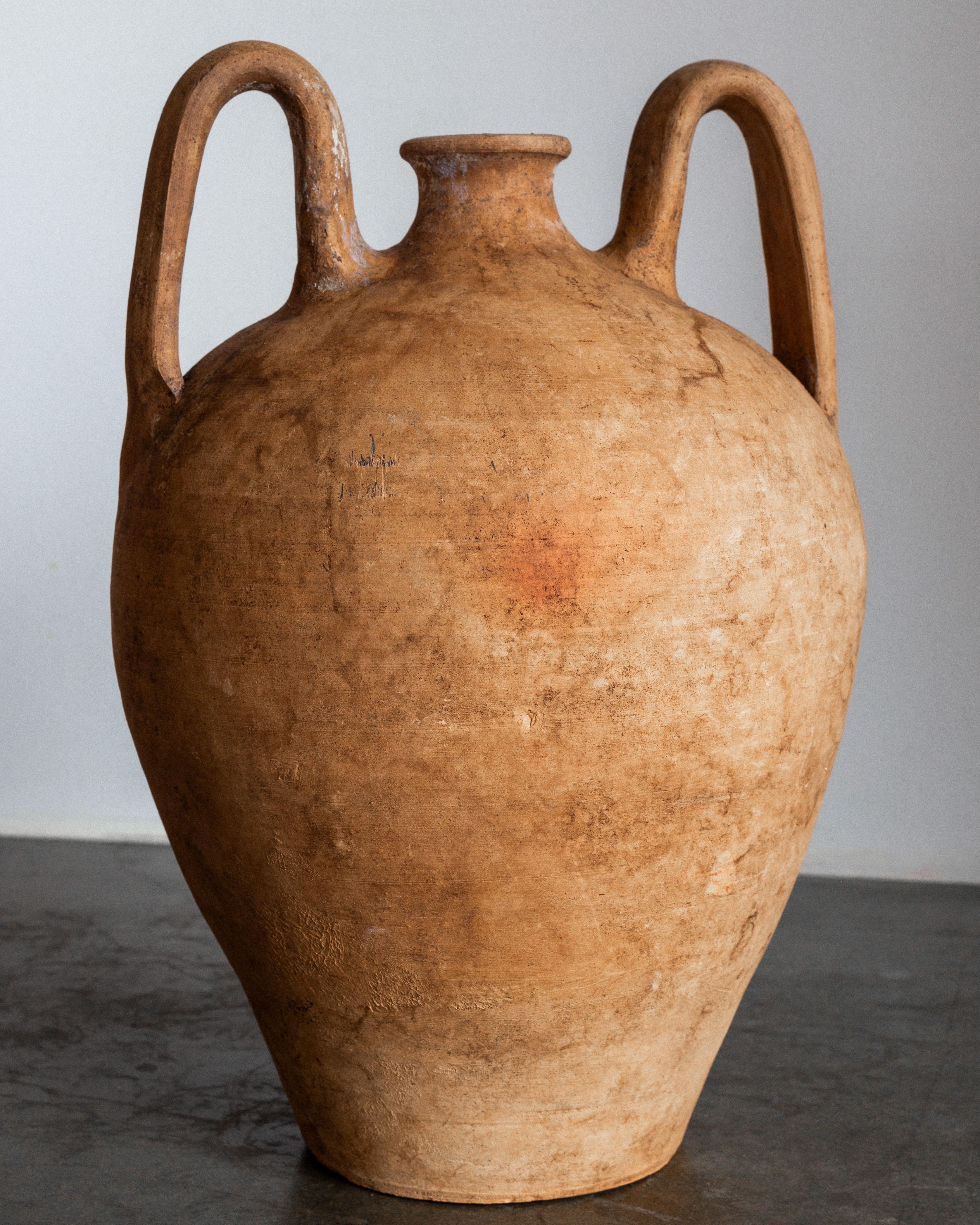 Large European Terracotta Amphora, Twin-Handled Vessel Rústico en venta
