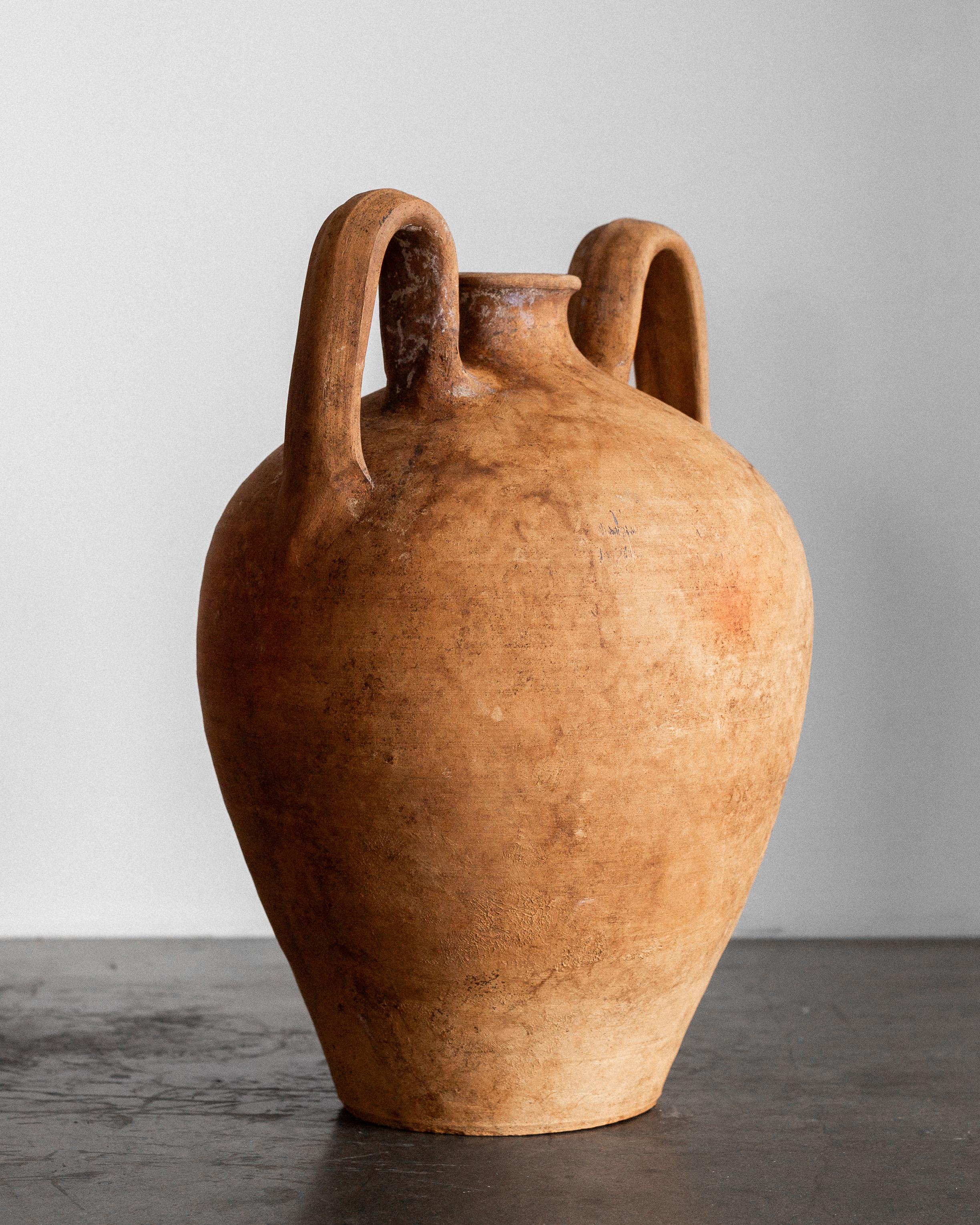 Large European Terracotta Amphora, Twin-Handled Vessel Europeo en venta
