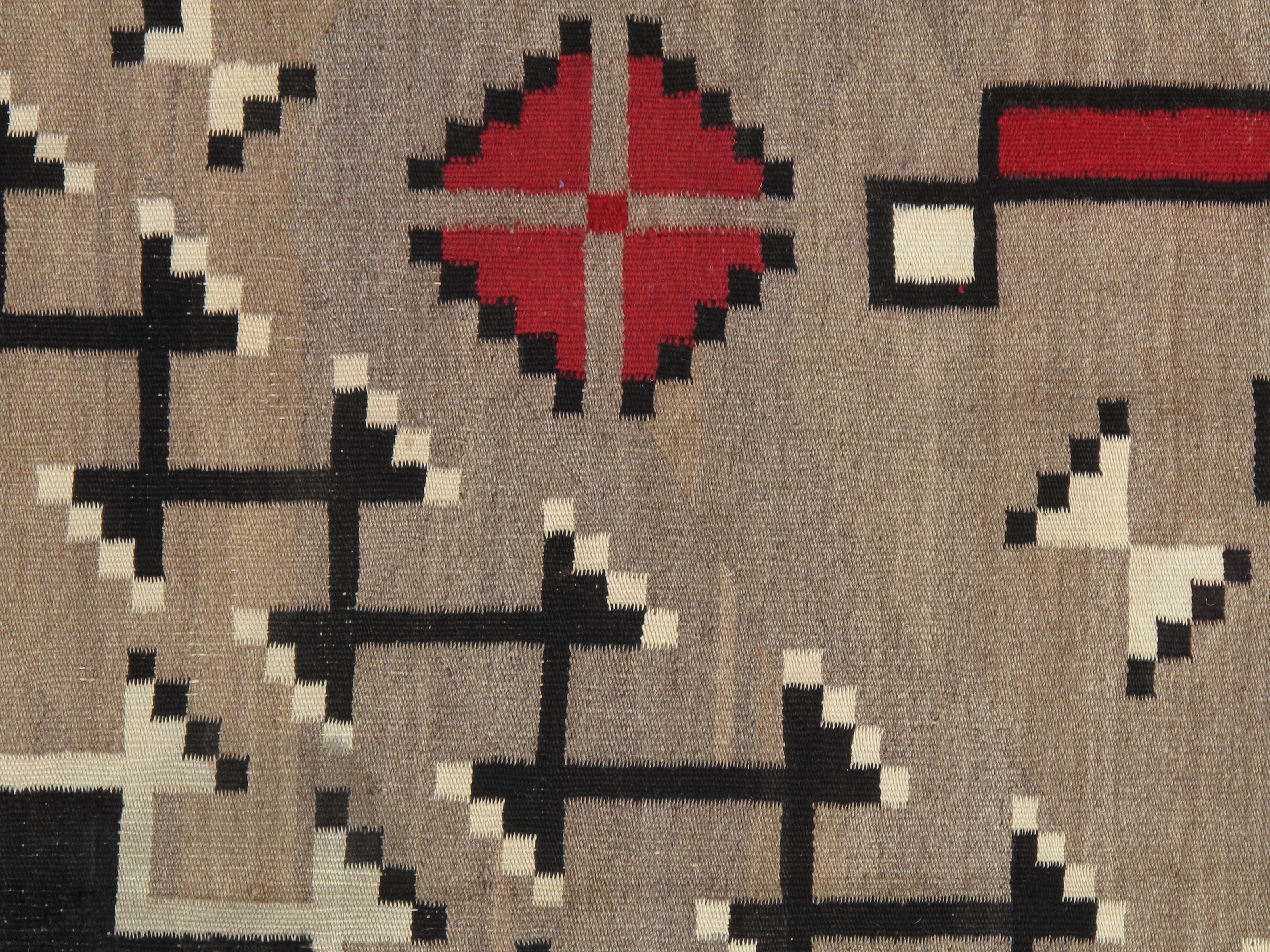 Grand tapis Navajo ancien éblouissant, fait à la main, en laine, beige, brun clair, gris et rouge en vente 8