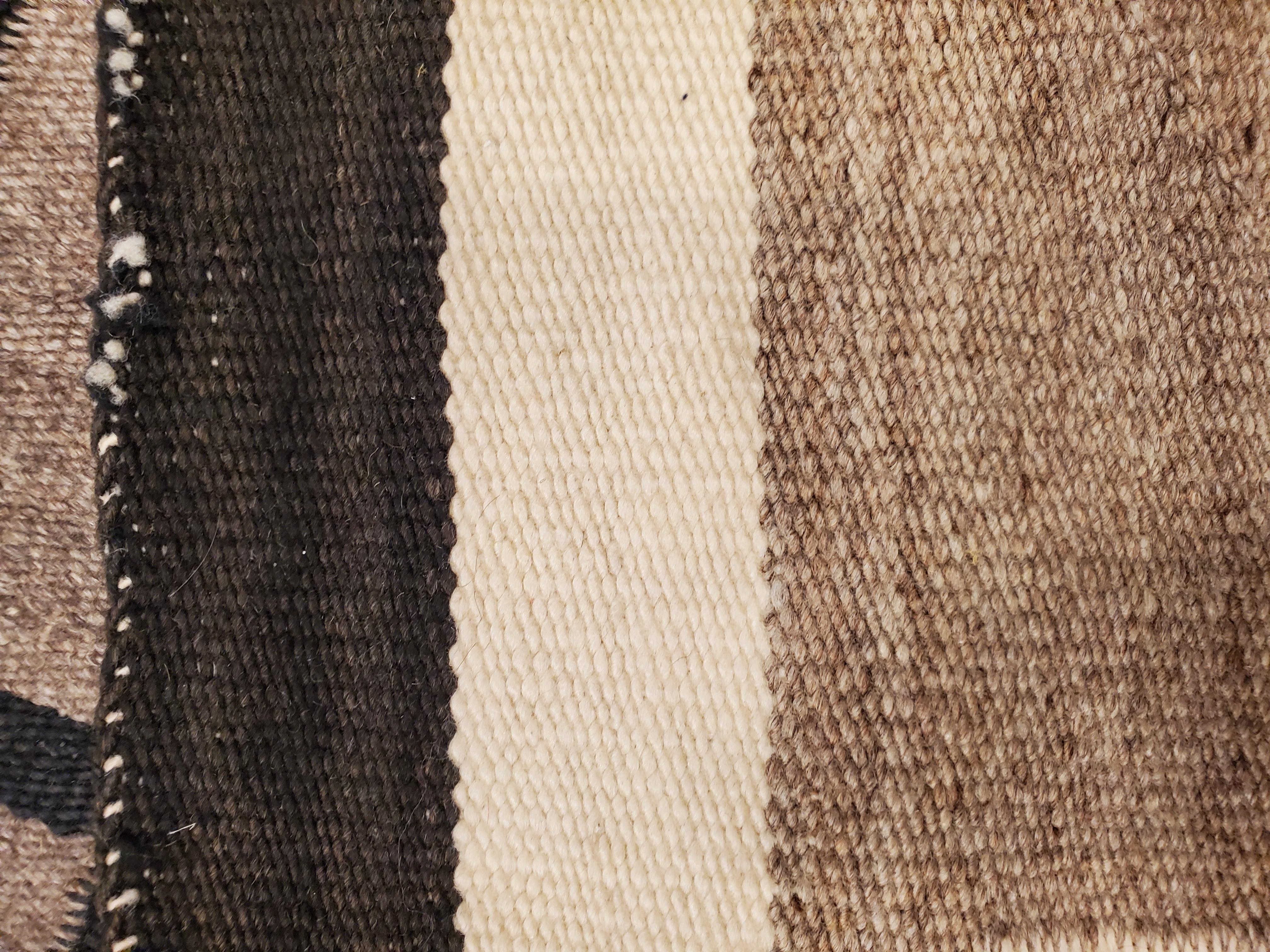 Laine Grand tapis Navajo ancien éblouissant, fait à la main, en laine, beige, brun clair, gris et rouge en vente