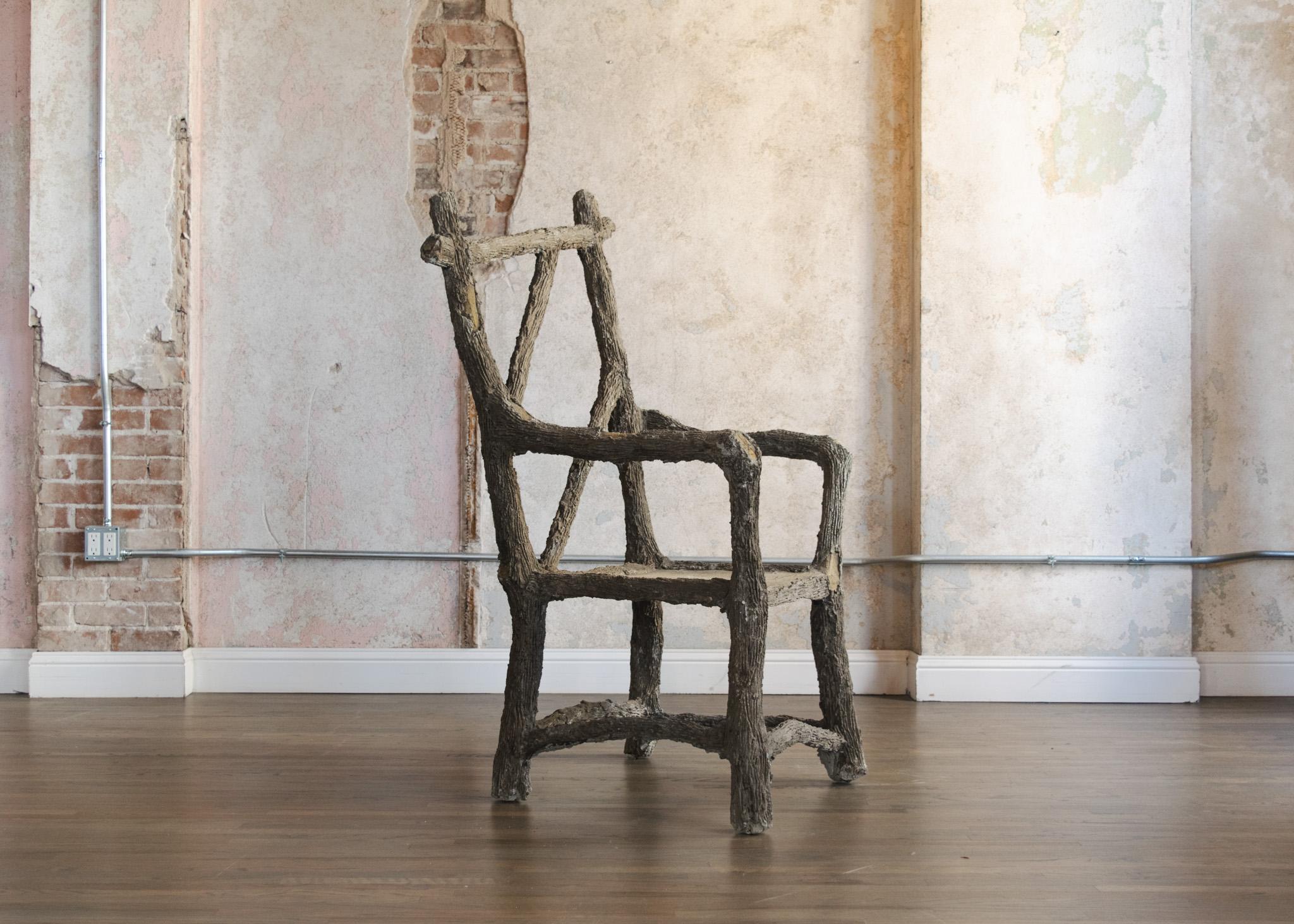 Chaise sculpturale en faux bois en excellent état. L'échelle de cette pièce est magnifique, de même que son état d'antiquité.