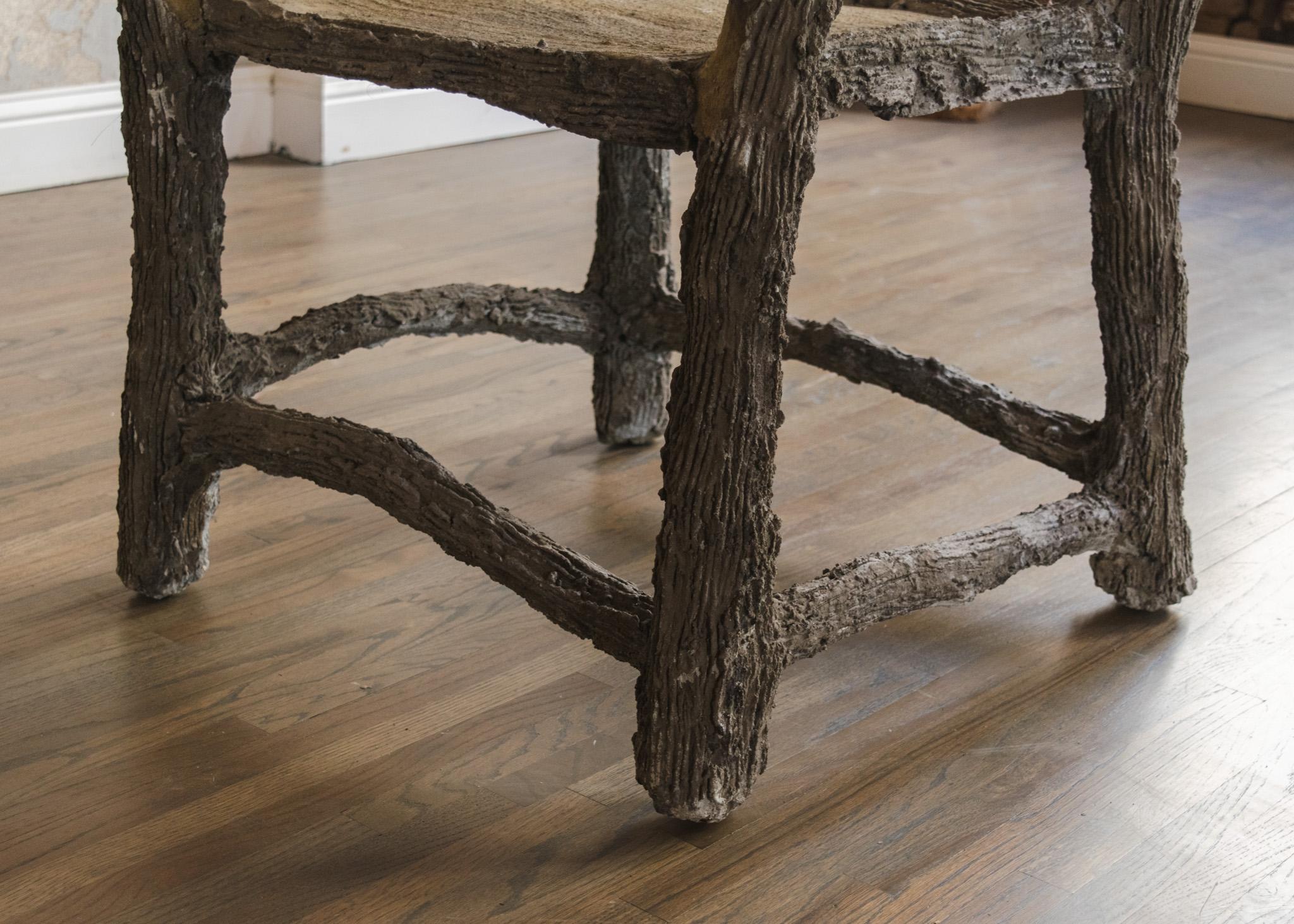 Béton Grande chaise ancienne en faux bois en vente