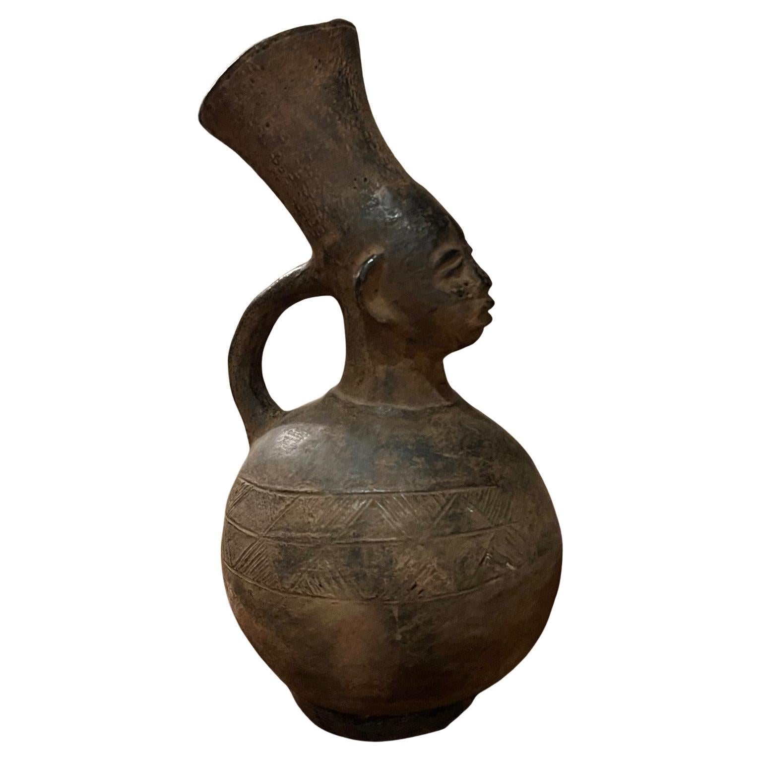 Grand vase antique figuratif africain des peuples Mangbetu anthropomorphes