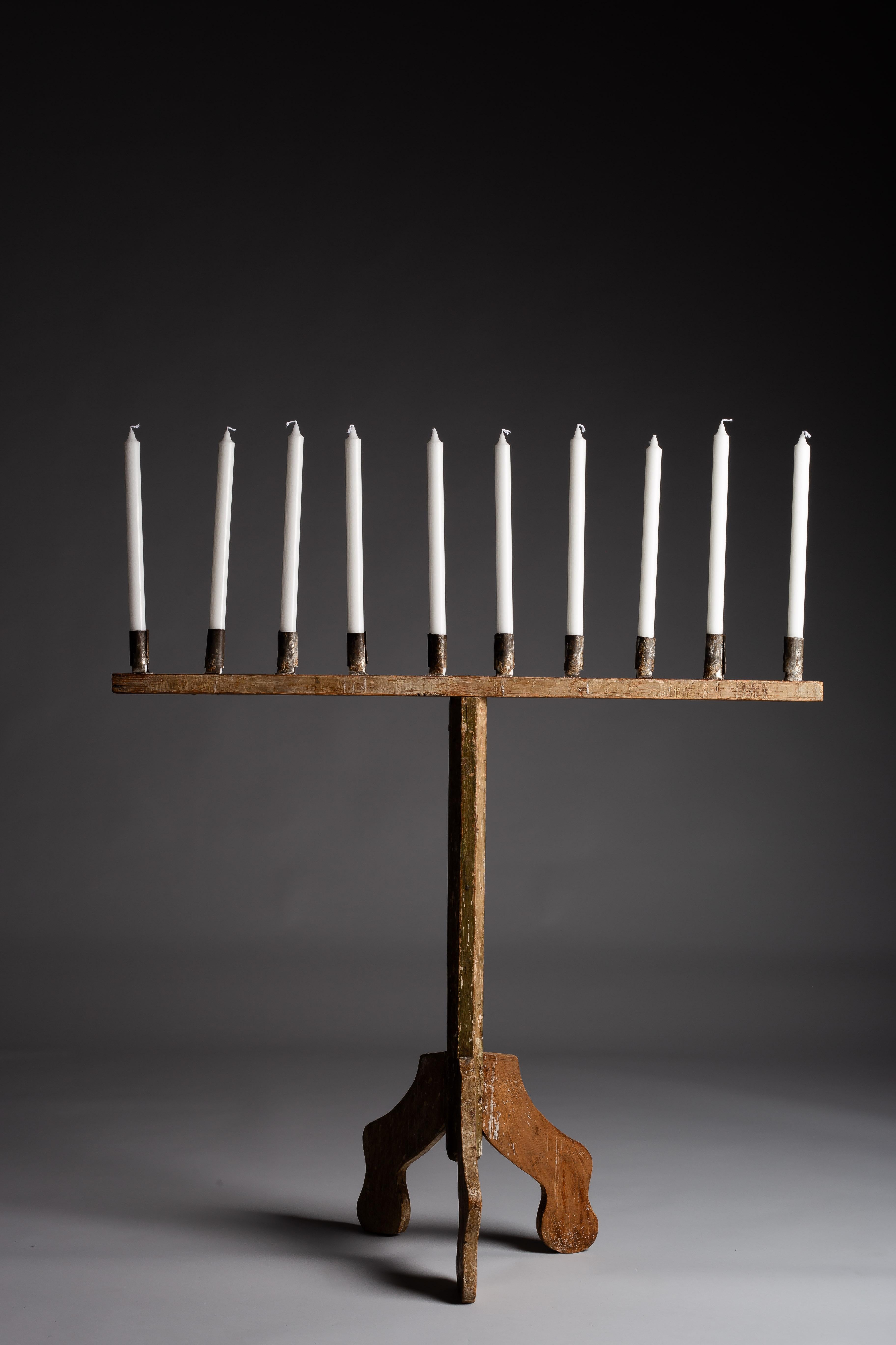 Eleva la decoración de tu hogar con este exquisito candelabro de madera antiguo finlandés del siglo XIX. Esta majestuosa pieza encarna la elegancia finlandesa atemporal, lo que la convierte en una pieza perfecta y llamativa para cualquier salón. Su