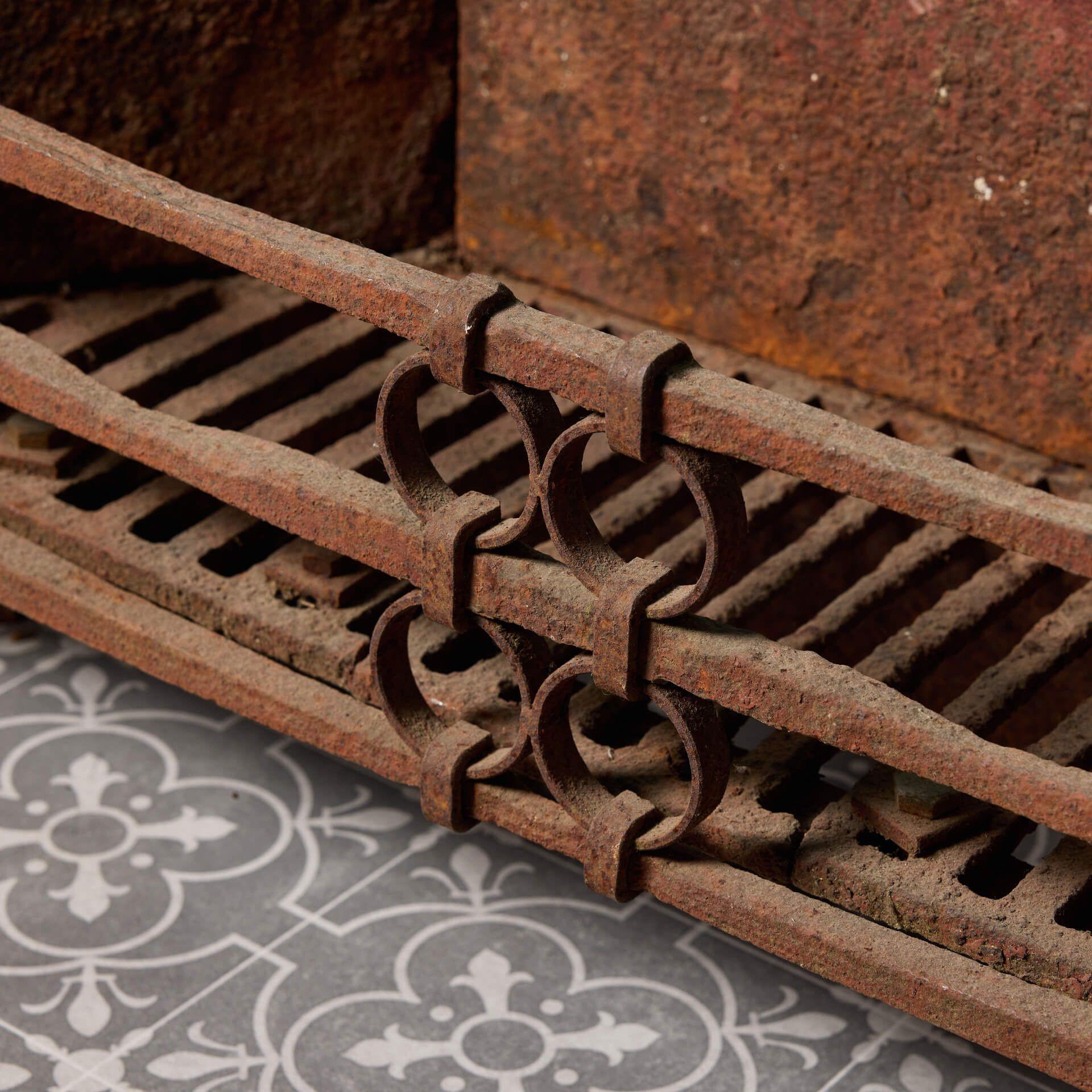 Large Antique Cast Iron Fire Grate In Fair Condition For Sale In Wormelow, Herefordshire