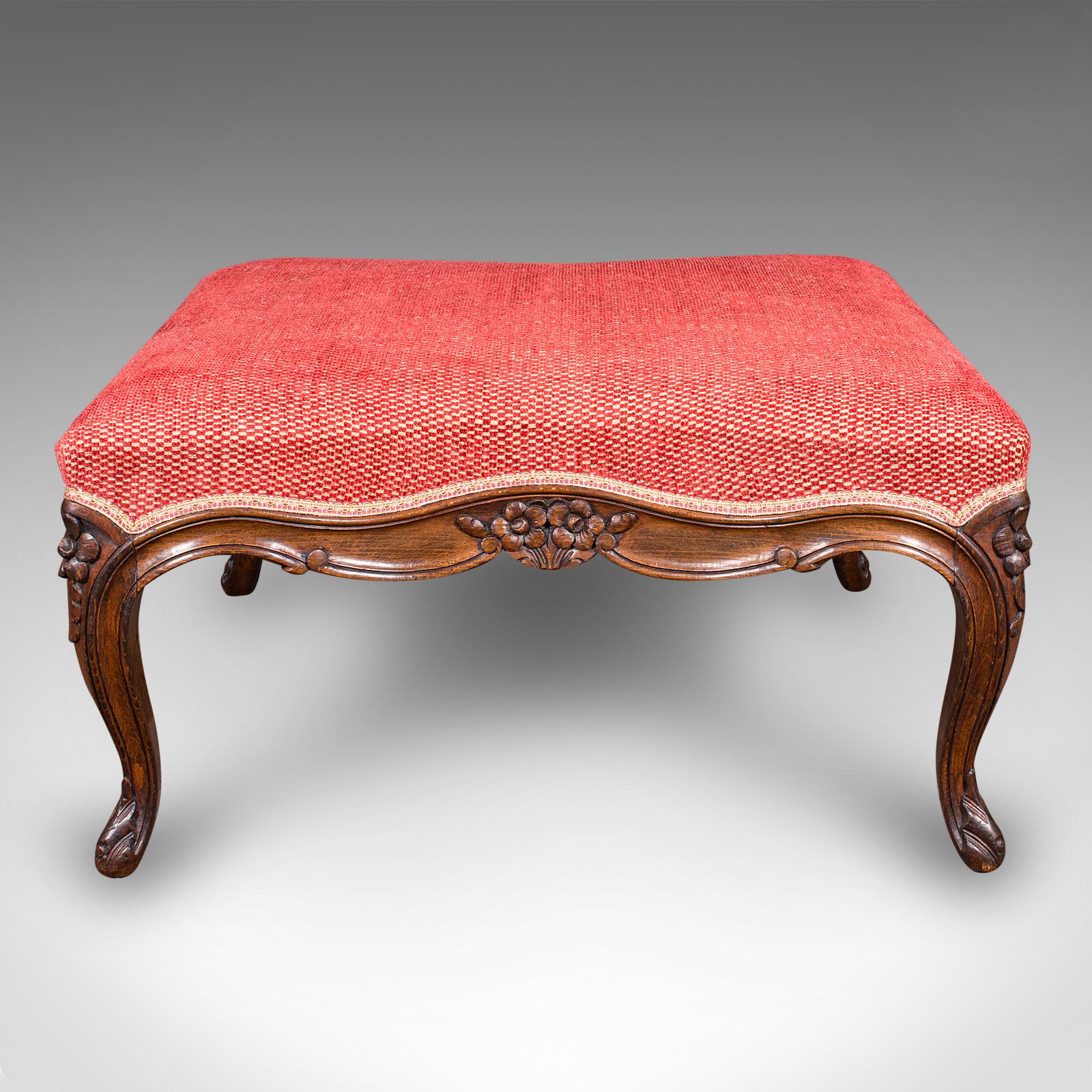 
Si tratta di un grande sgabello da caminetto antico. Uno sgabello inglese in noce, risalente al primo periodo vittoriano, circa 1850.

Sgabello di dimensioni generose con una struttura accattivante
Presenta una patina invecchiata desiderabile e in