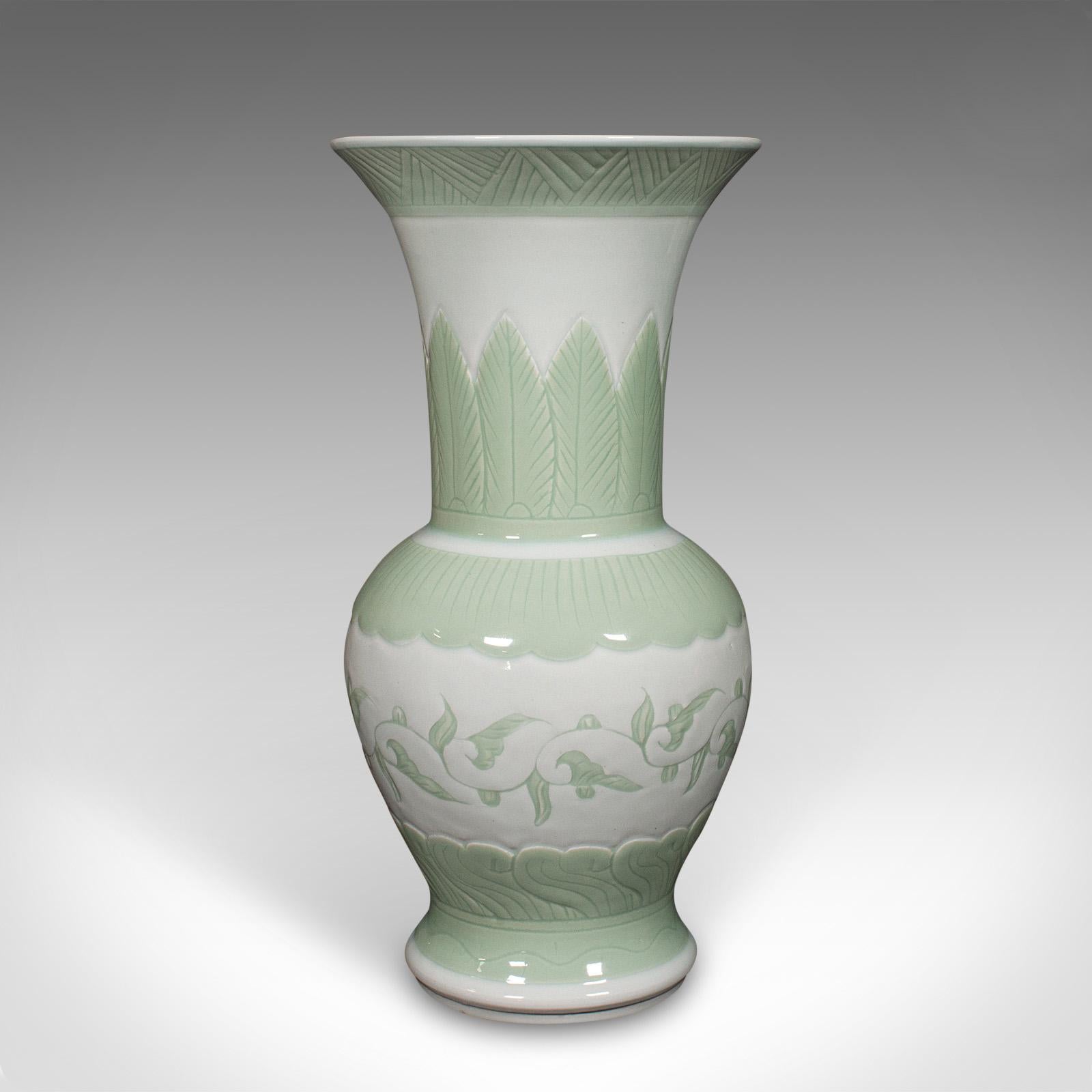 
Il s'agit d'une grande urne à fleurs ancienne. Vase de présentation chinois en céramique céladon, datant de la fin de la période victorienne, vers 1900.

De taille généreuse et d'un goût agréable
Présentant une patine d'ancienneté souhaitable et en