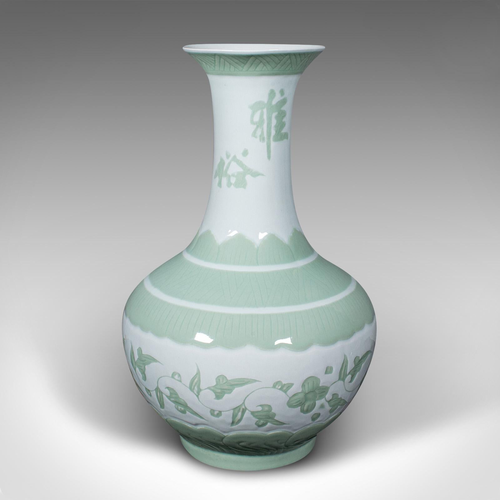 
Questo è un grande vaso da fiori antico. Urna cinese a balaustro in ceramica celadon, risalente al tardo periodo vittoriano, circa 1900.

Proporzioni superbe per questo vaso da esposizione di buon gusto
Presenta una desiderabile patina invecchiata