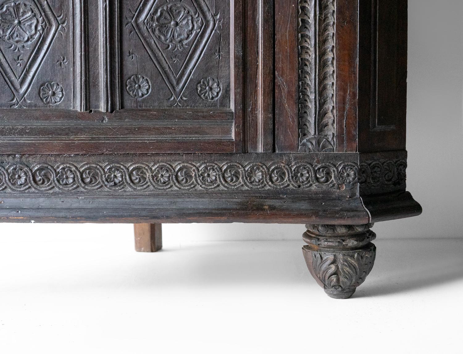  Großer, freistehender, antiker, geschnitzter Eichenholz-Eckschrank mit Schrankschrank, 17. Jahrhundert (18. Jahrhundert und früher) im Angebot