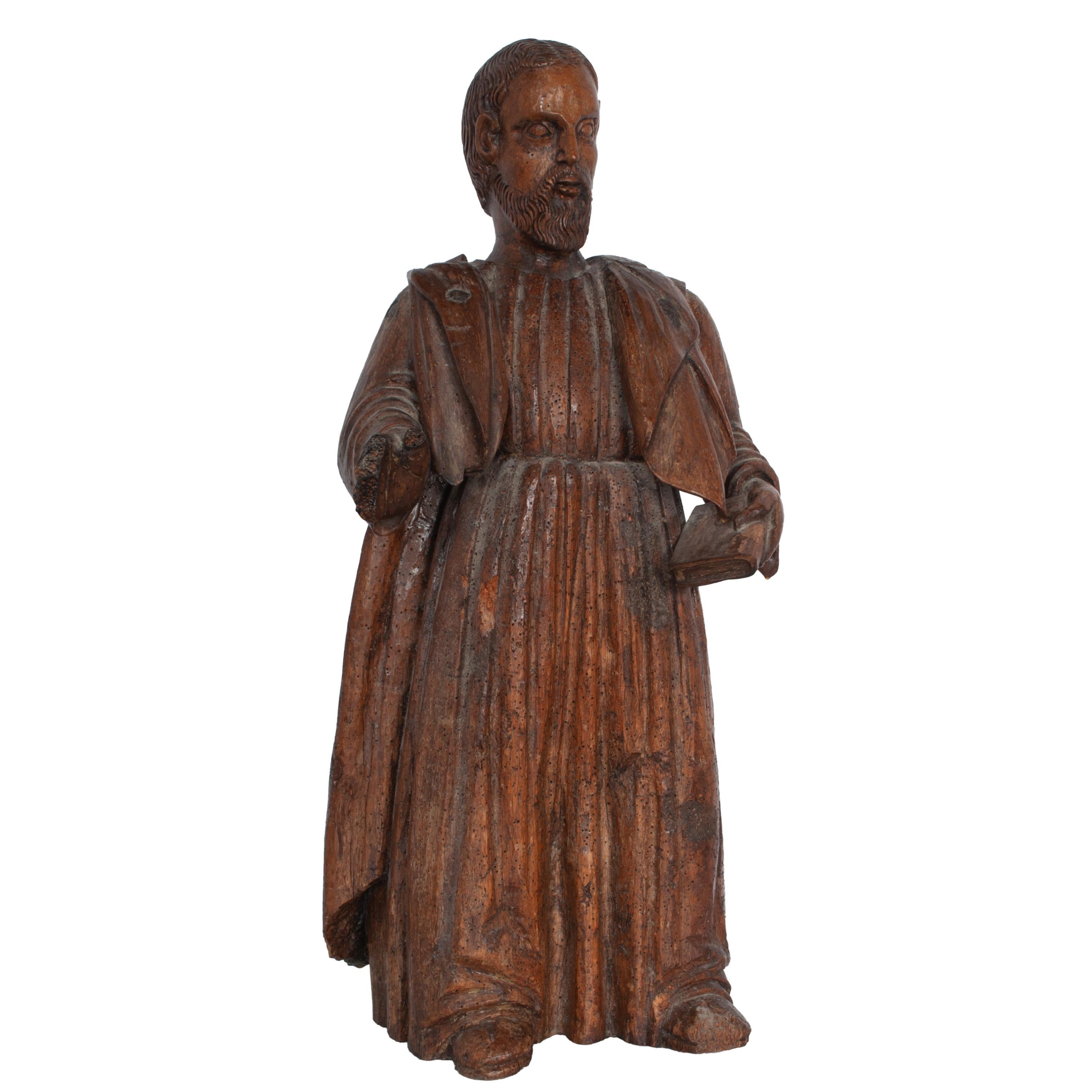 Gran estatua antigua de San Pedro tallada en nogal del siglo XVII, hacia 1680. 
La estatua está finamente tallada en nogal y representa a San Pedro sosteniendo una Biblia en la mano, la estatua está tallada vistiendo túnicas monásticas y un manto.