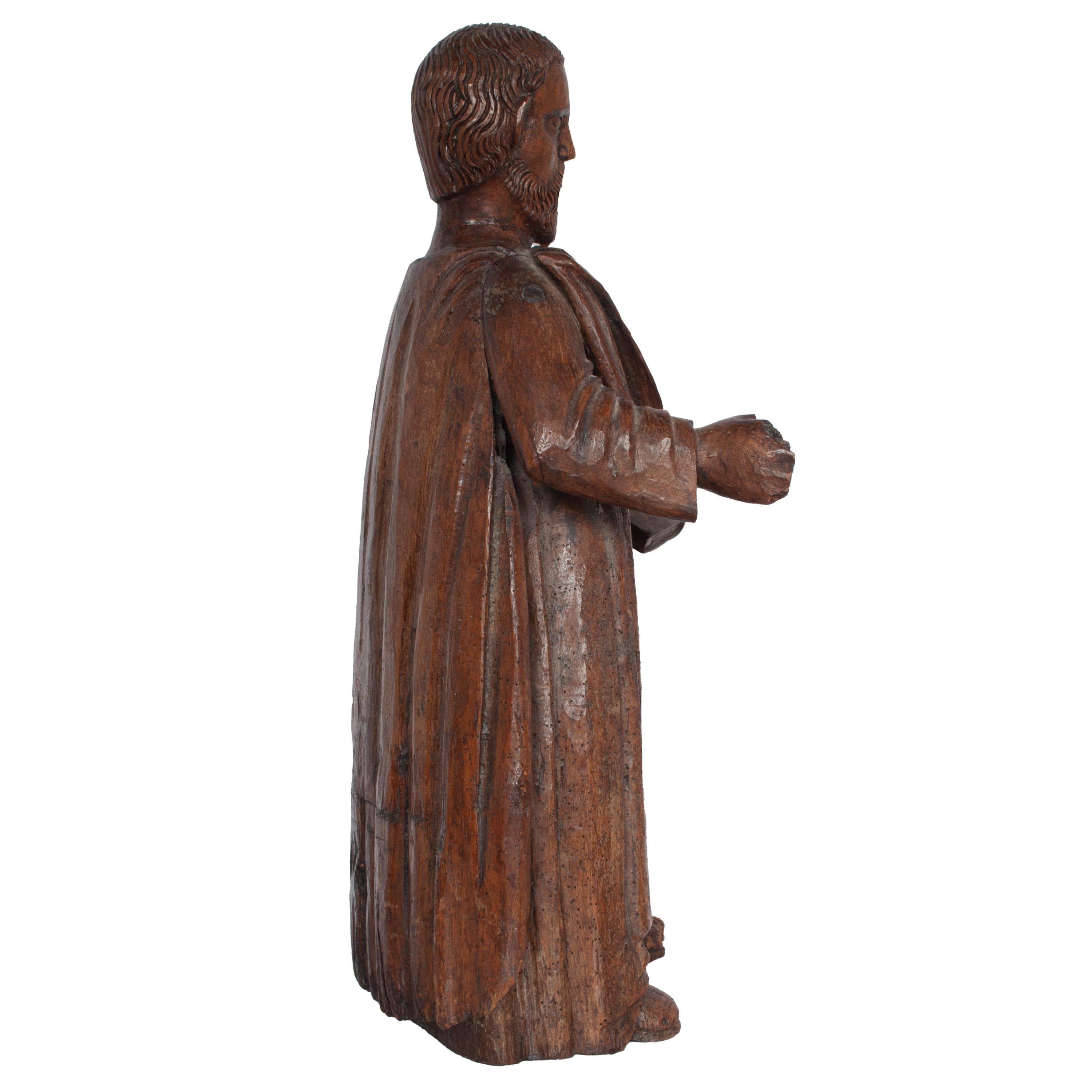Gran estatua antigua francesa del siglo XVII tallada en nogal de San Pedro Santos Tallado en venta