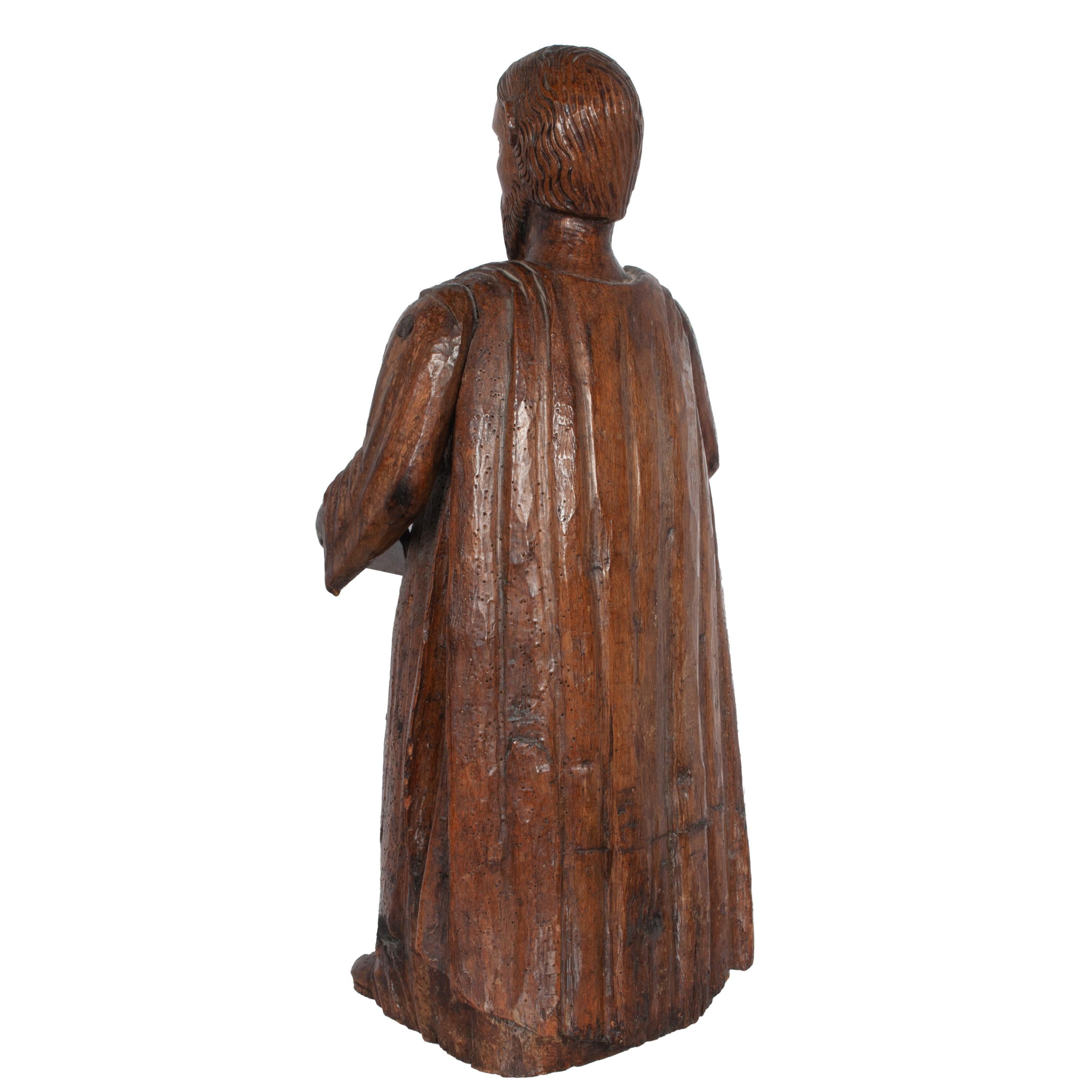 Gran estatua antigua francesa del siglo XVII tallada en nogal de San Pedro Santos finales del siglo XVII en venta
