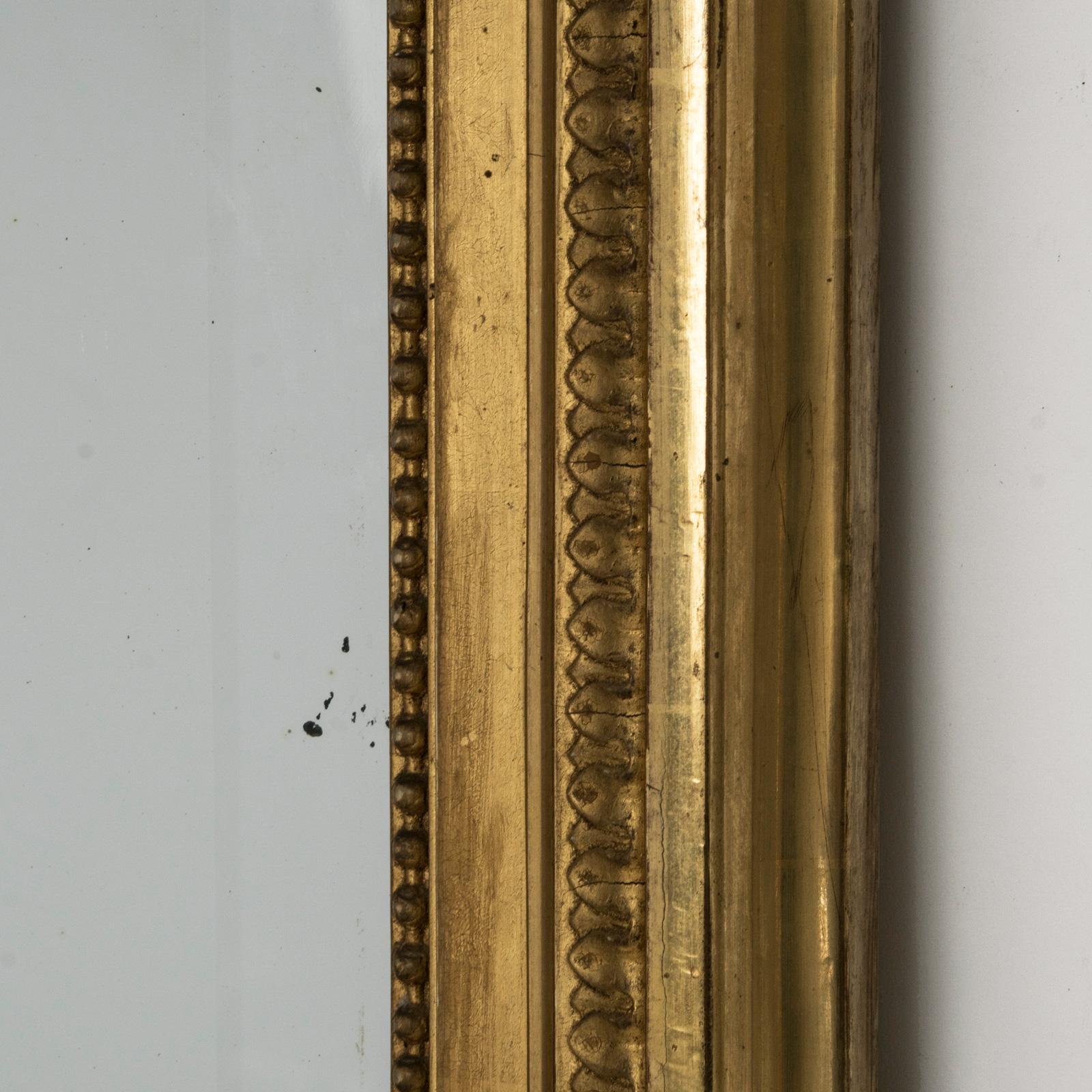 Français Grand miroir français ancien du 19ème siècle en bois doré avec cartouche à nœud en vente