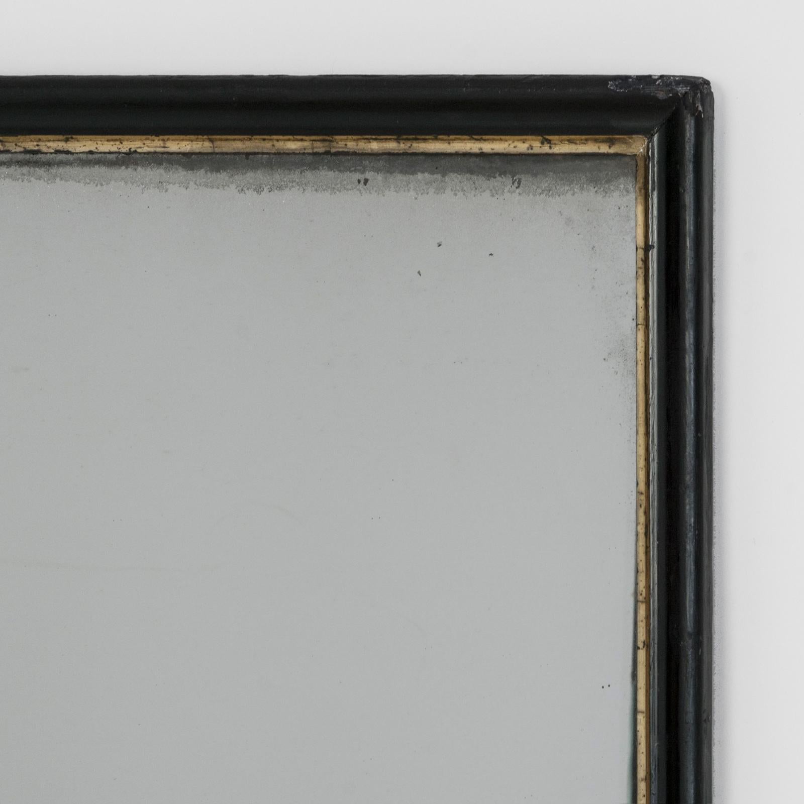 Wir präsentieren einen majestätischen, rechteckigen französischen Spiegel im Stil von Napoleon III. aus der Zeit um 1880-1890. Sein Rahmen verbindet elegant Schwarz- und Goldtöne mit Raffinesse und Anmut.

Die Entdeckung eines antiken Spiegels von