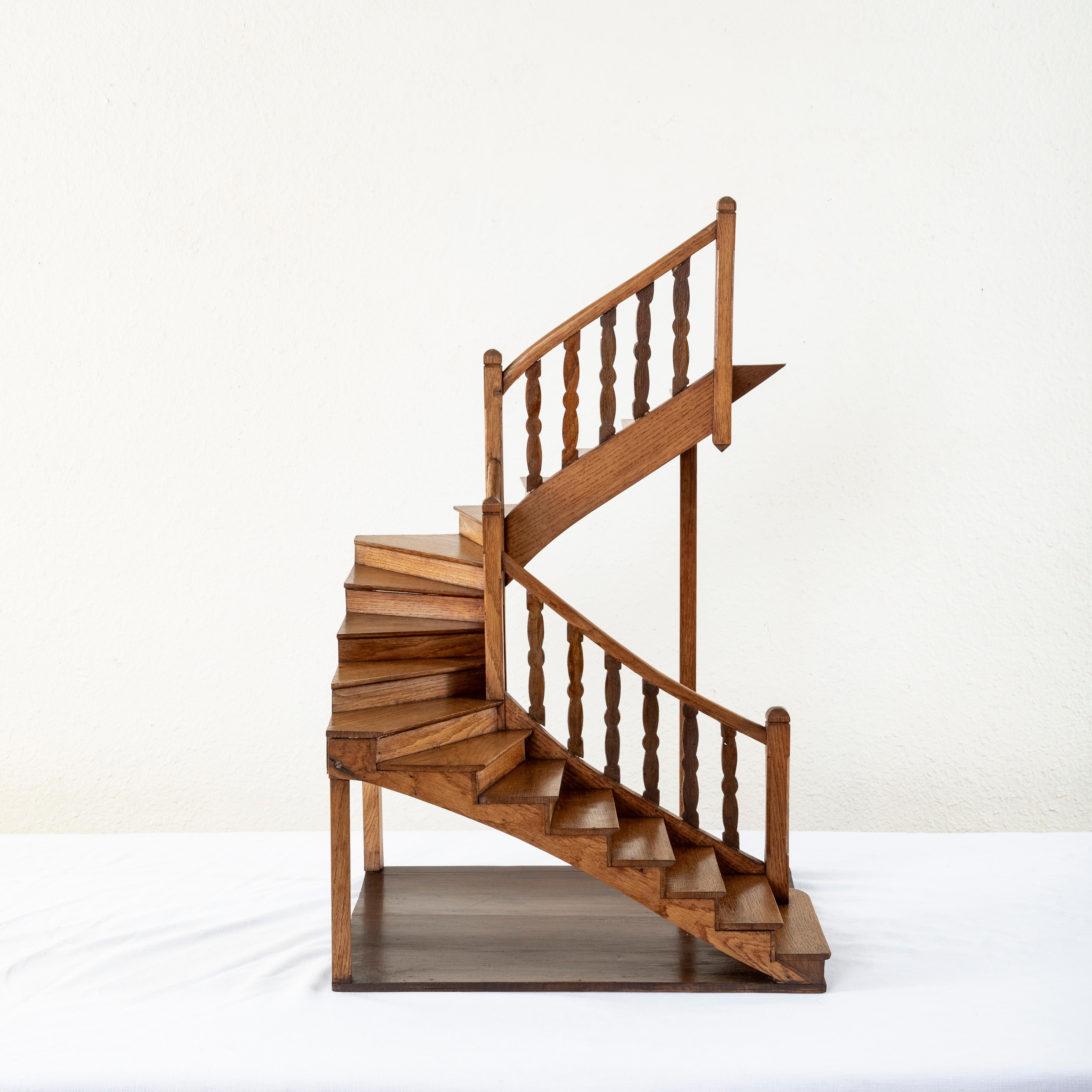 Cet escalier en chêne massif de modèle français est une rareté. Réalisé par l'architecte pour illustrer la conception de l'escalier à l'échelle réelle, ce modèle à grande échelle inhabituel datant du début du XXe siècle se présente magnifiquement